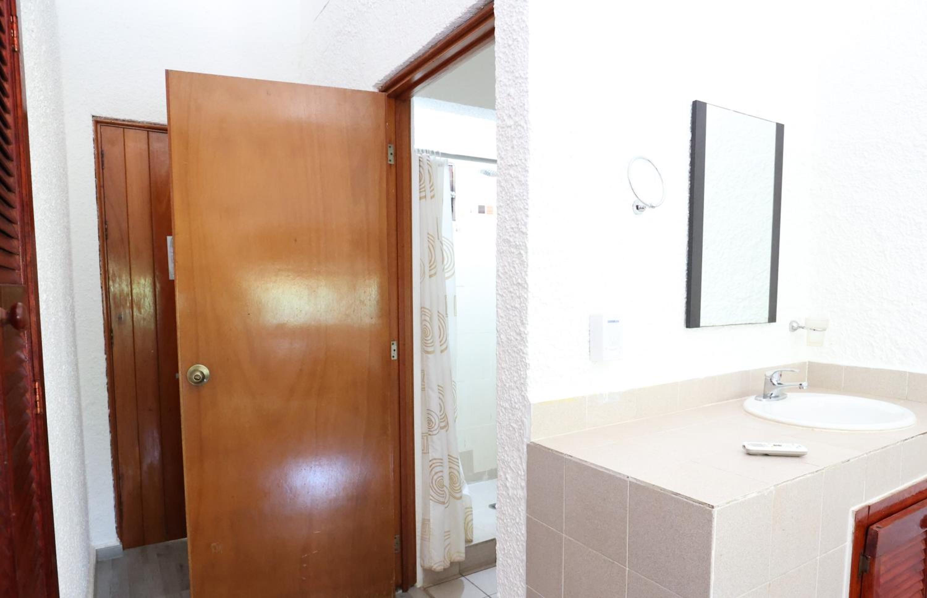 Coba Room with Private Bathroom  - Photo 4