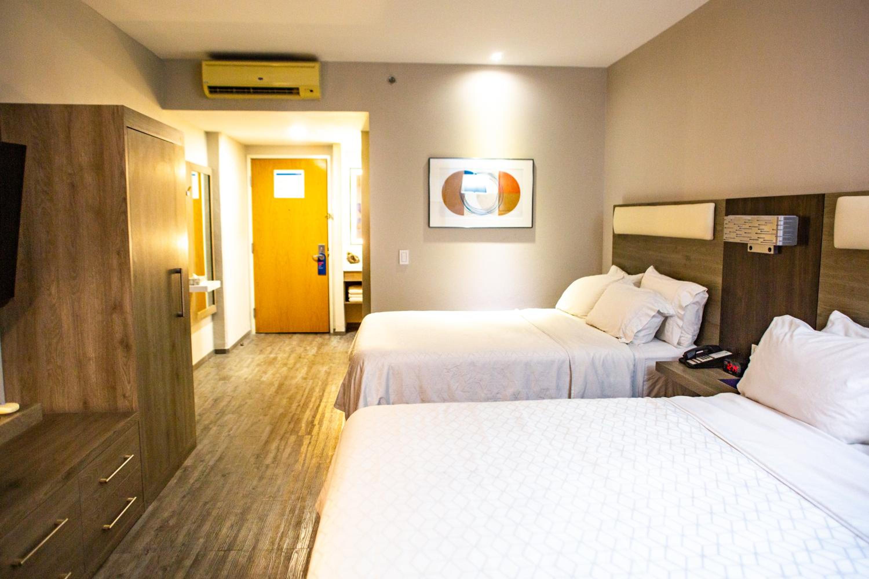 Standard Room with Two Queen Beds - Photo 5