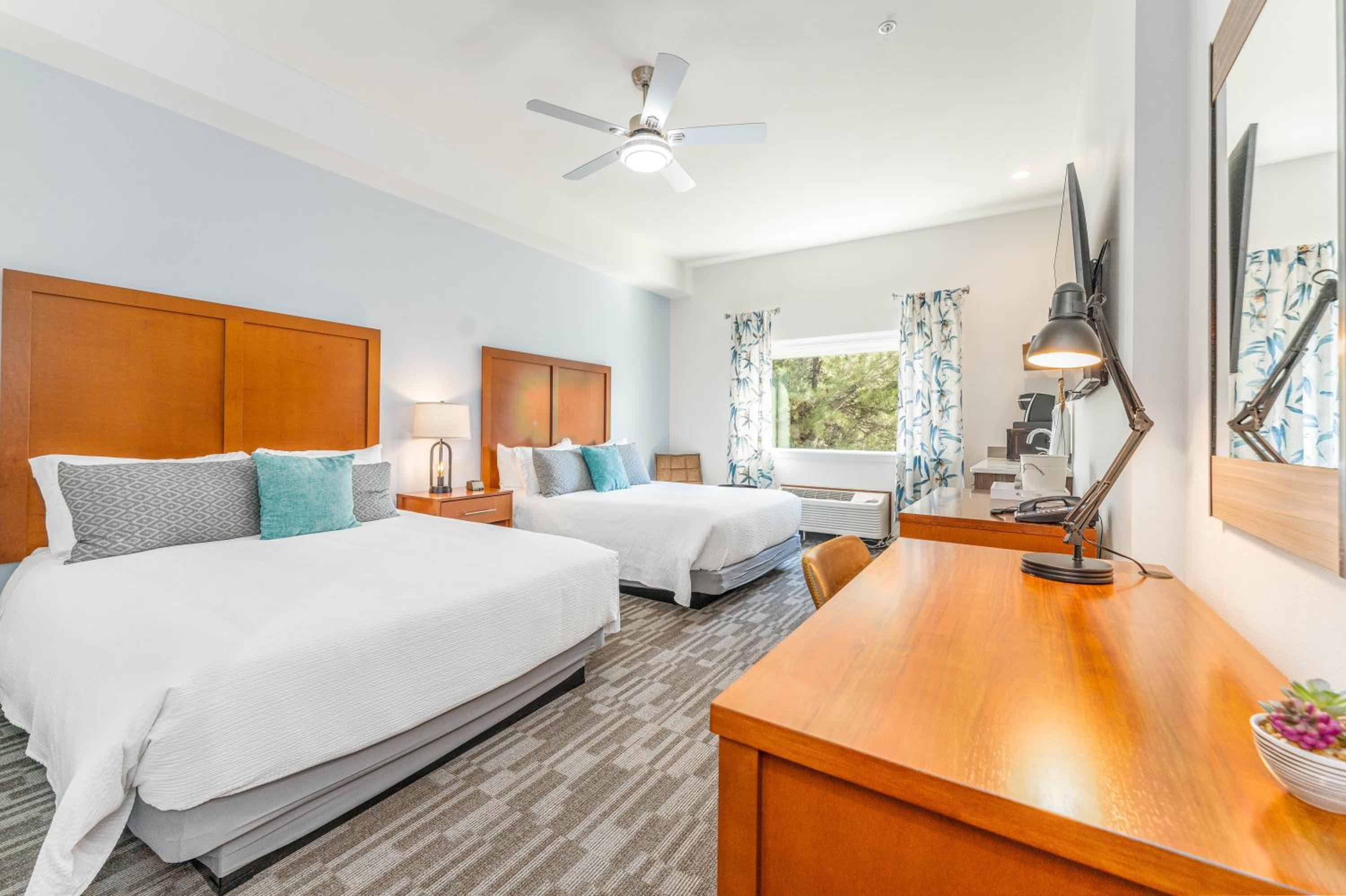 Queen Room with Two Queen Beds - Photo 4