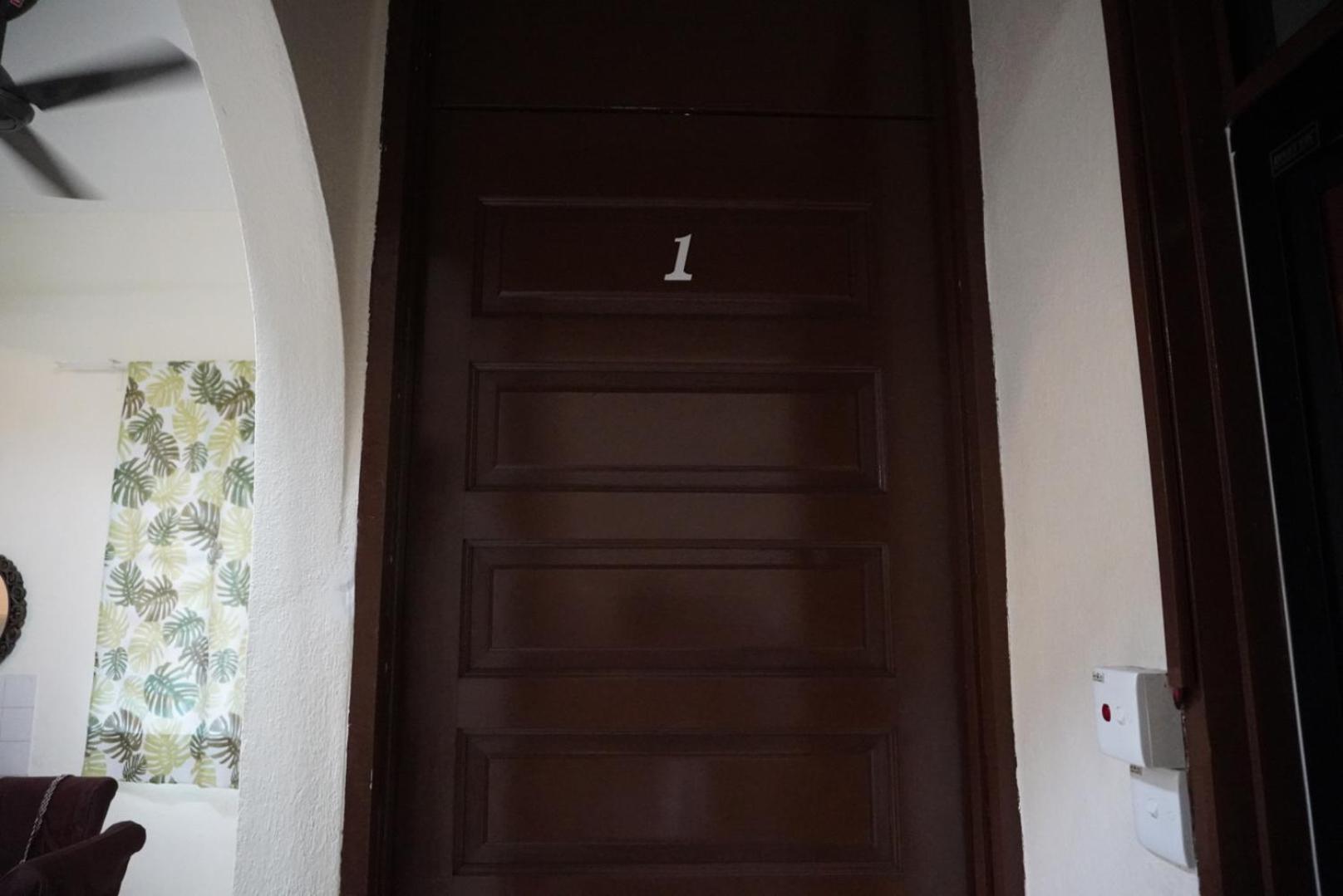 Five-Bedroom House photo 2