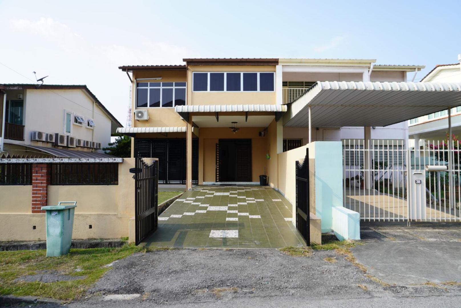 Five-Bedroom House photo 1