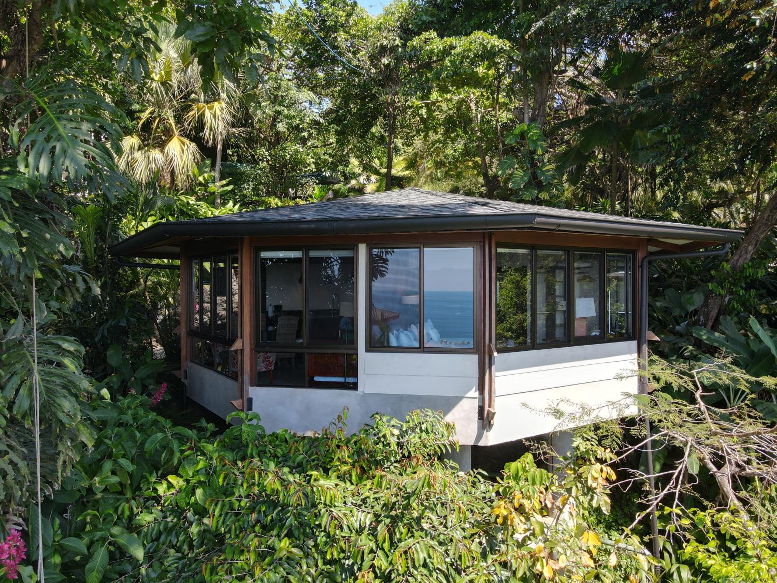 Deluxe Bungalow photo 2
