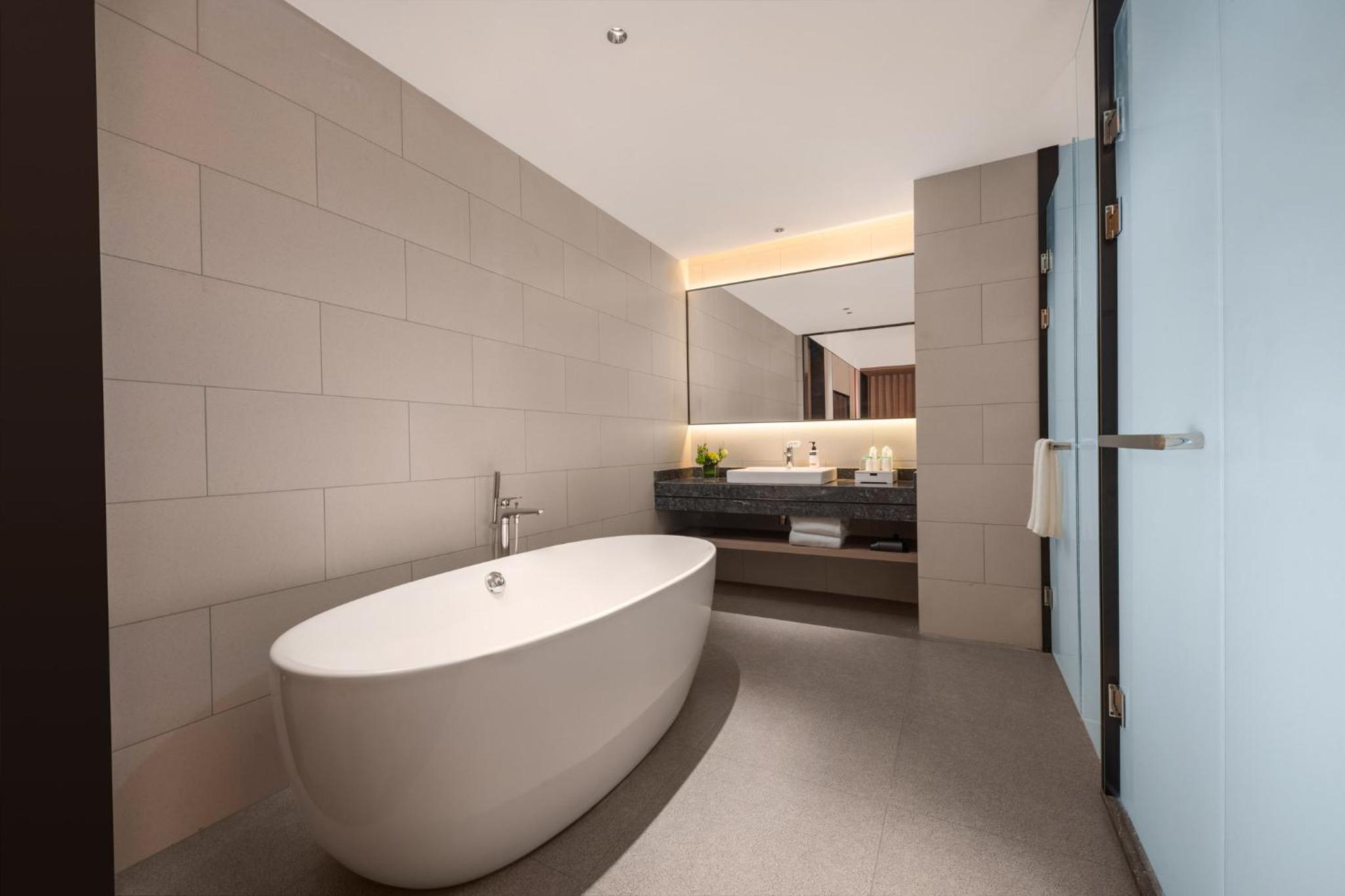 One-Bedroom King Suite with Bath photo 3