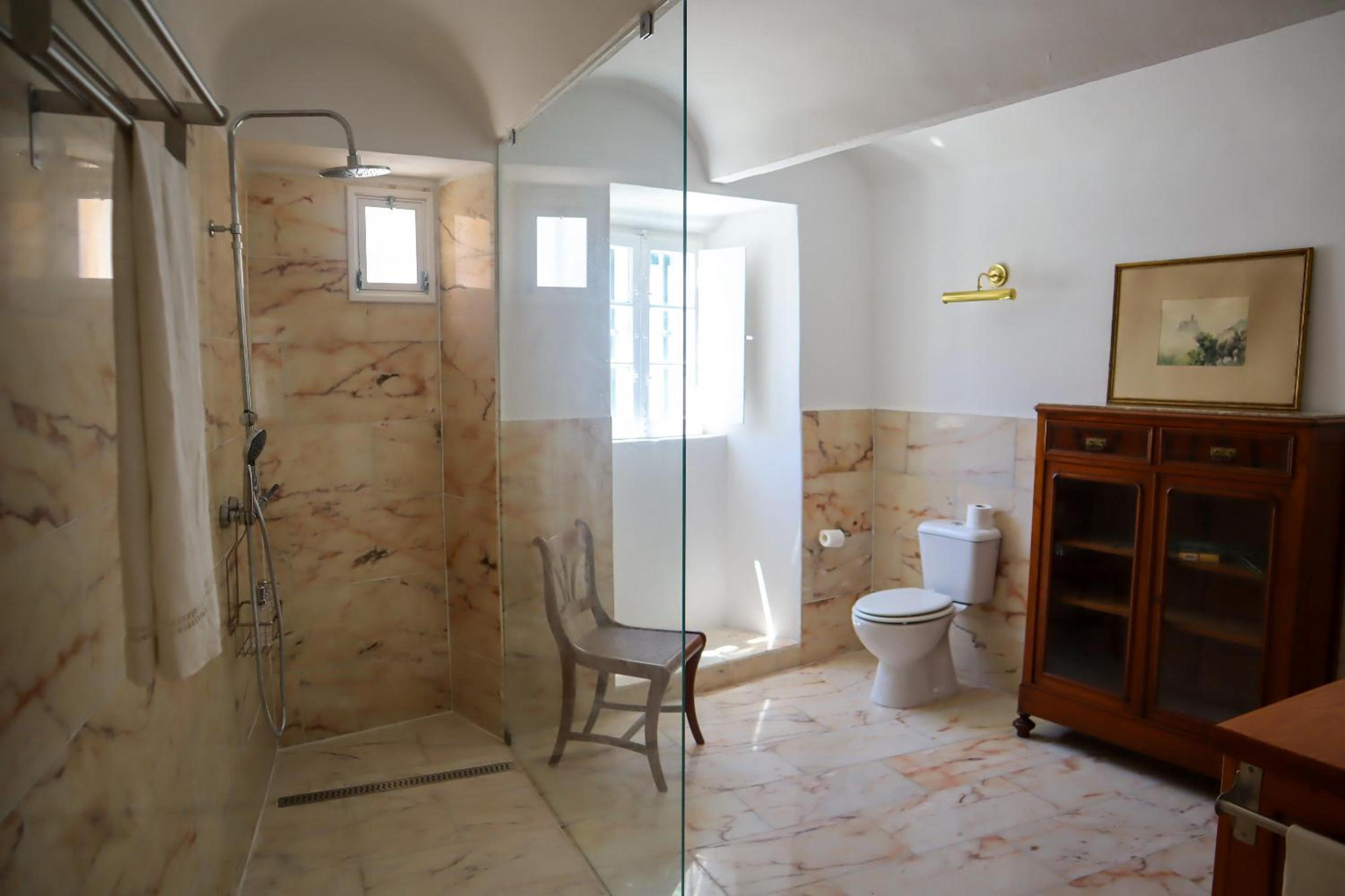 One-Bedroom Apartment - Photo 3
