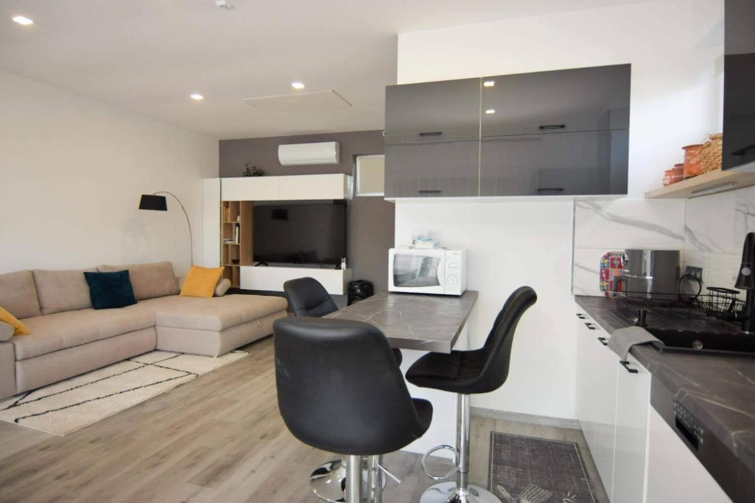 One-Bedroom Apartment photo 1