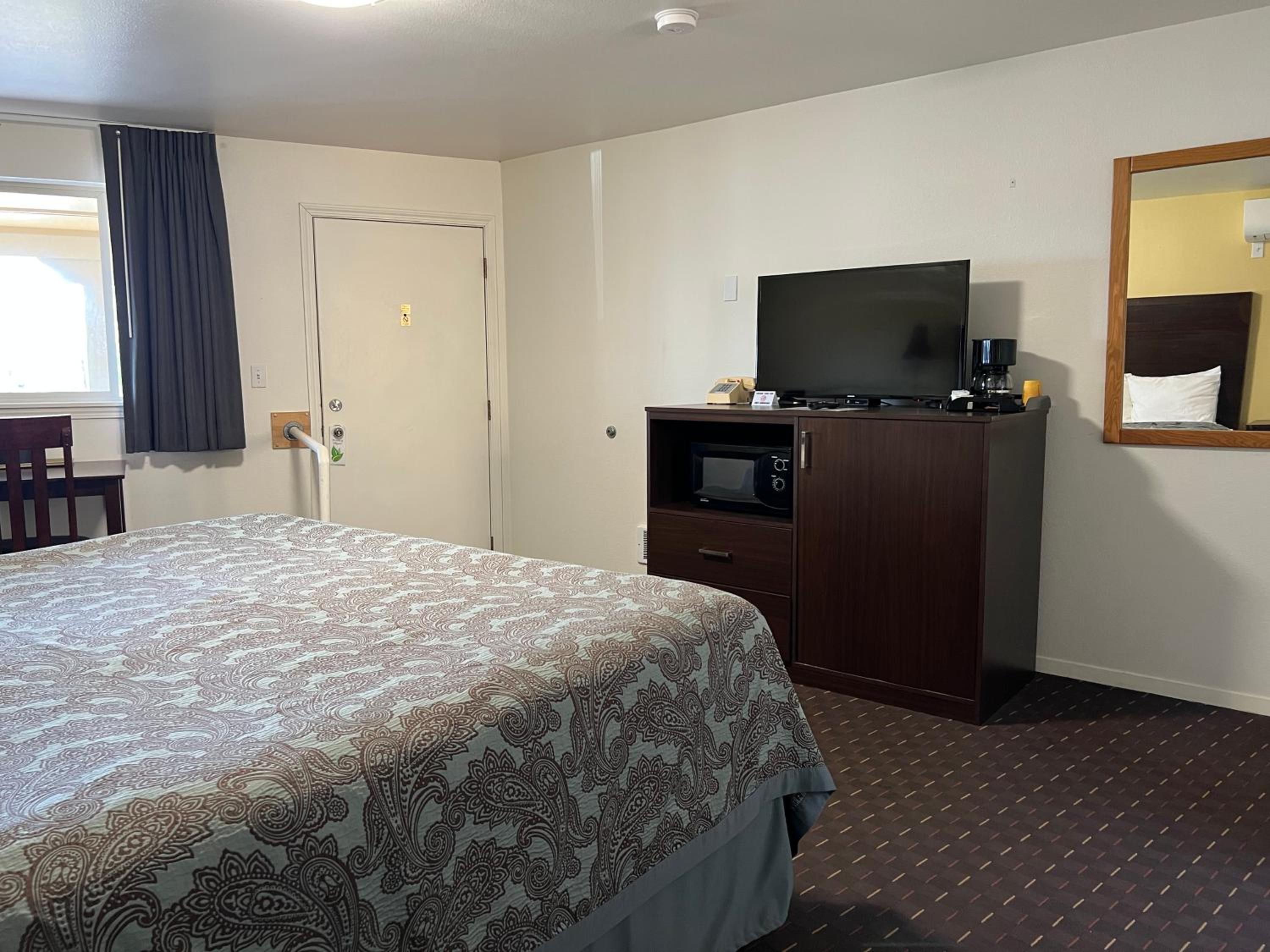 Deluxe King Room - No pets photo 2