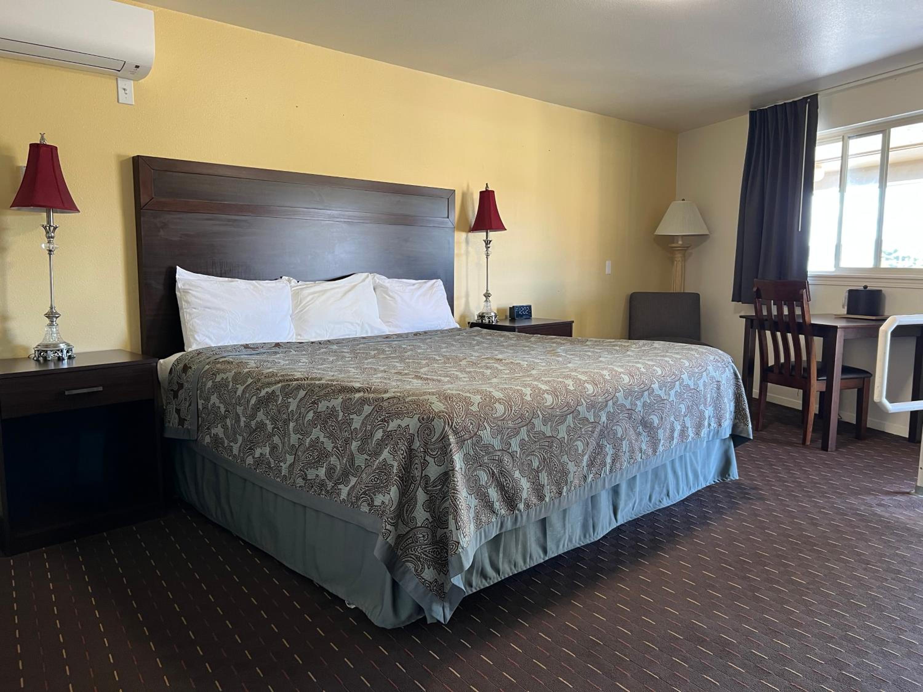 Deluxe King Room - No pets photo 3
