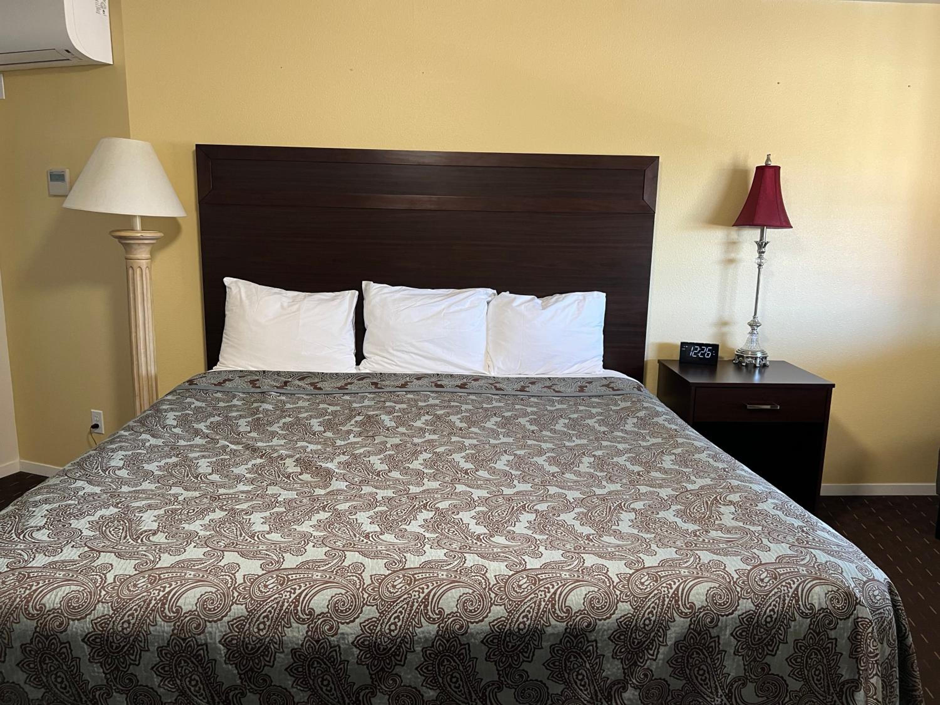 Deluxe King Room - No pets photo 1
