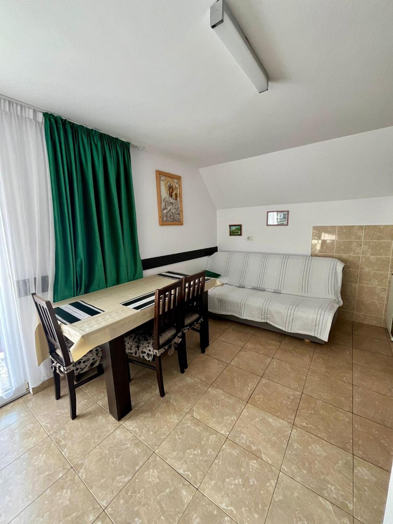 Apartment - Split Level photo 3