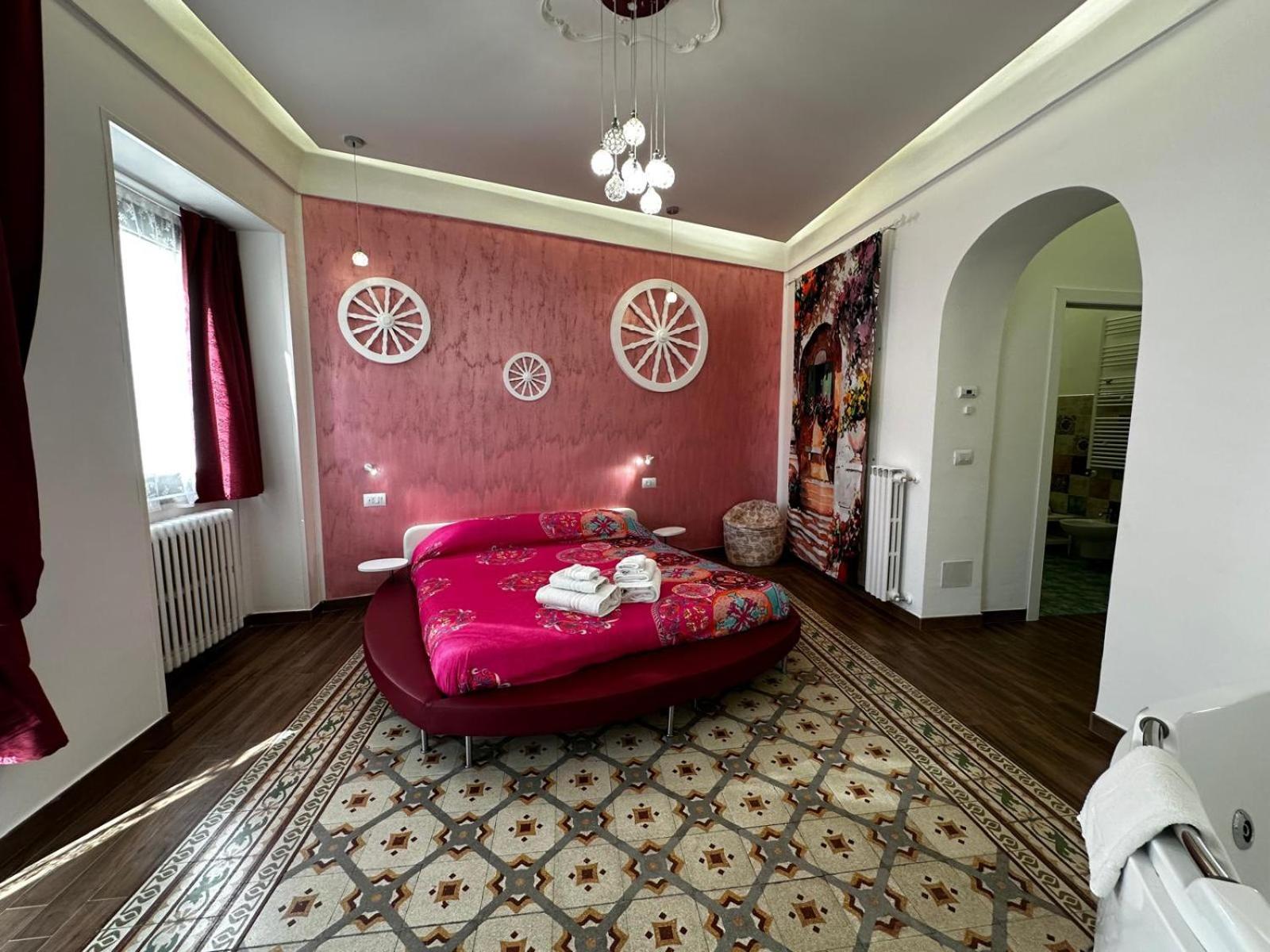 King Suite with Spa Bath - Photo 9