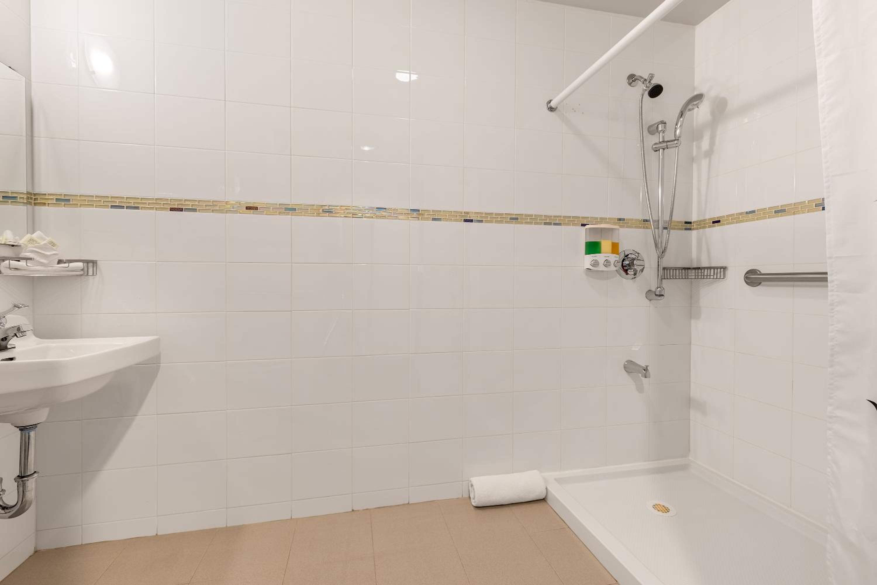 Queen Room - Disability Access photo 3
