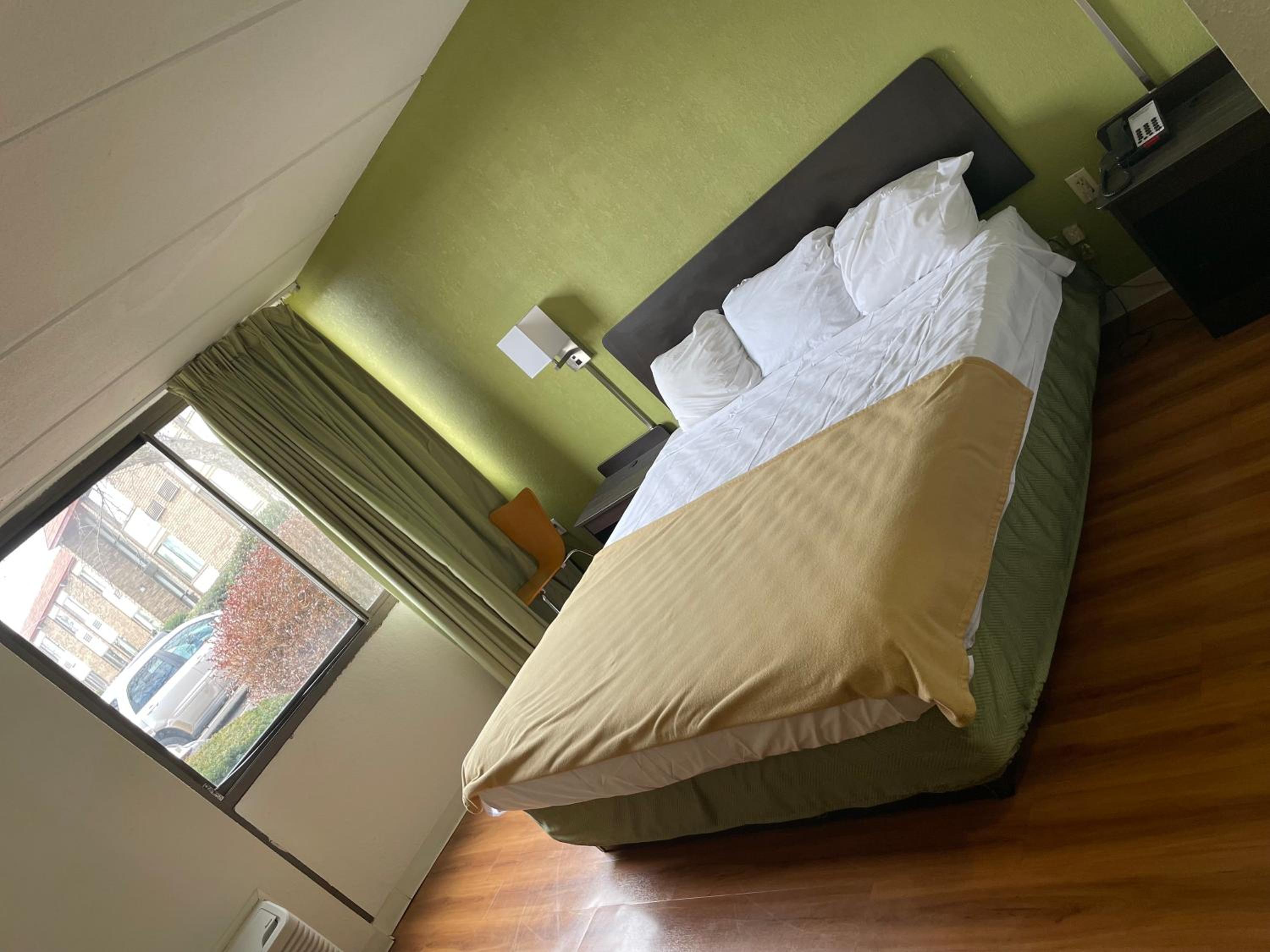 King Room with Roll-in Shower - Mobility Access/Non-Smoking photo 1