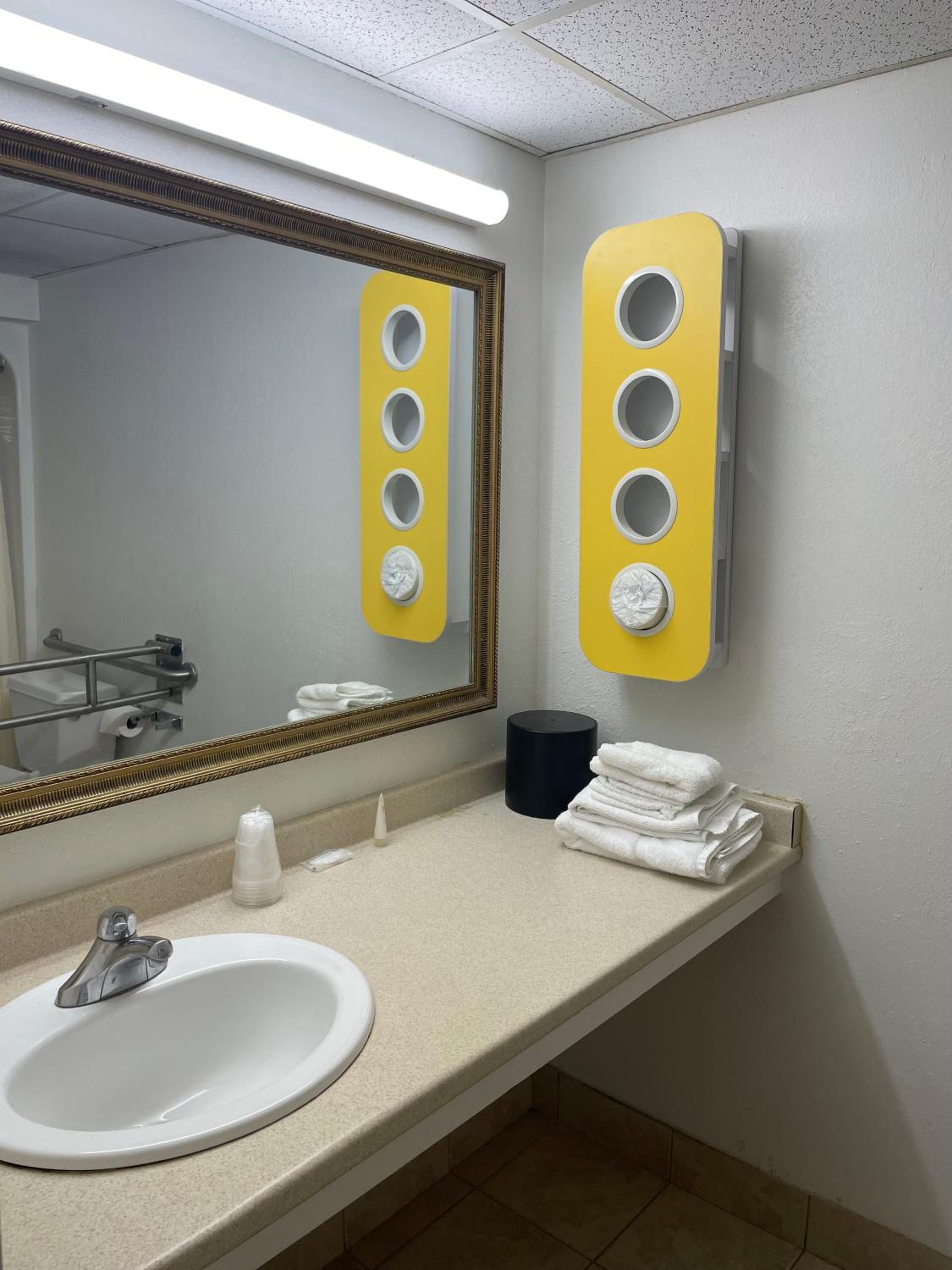 King Room with Roll-in Shower - Mobility Access/Non-Smoking photo 2
