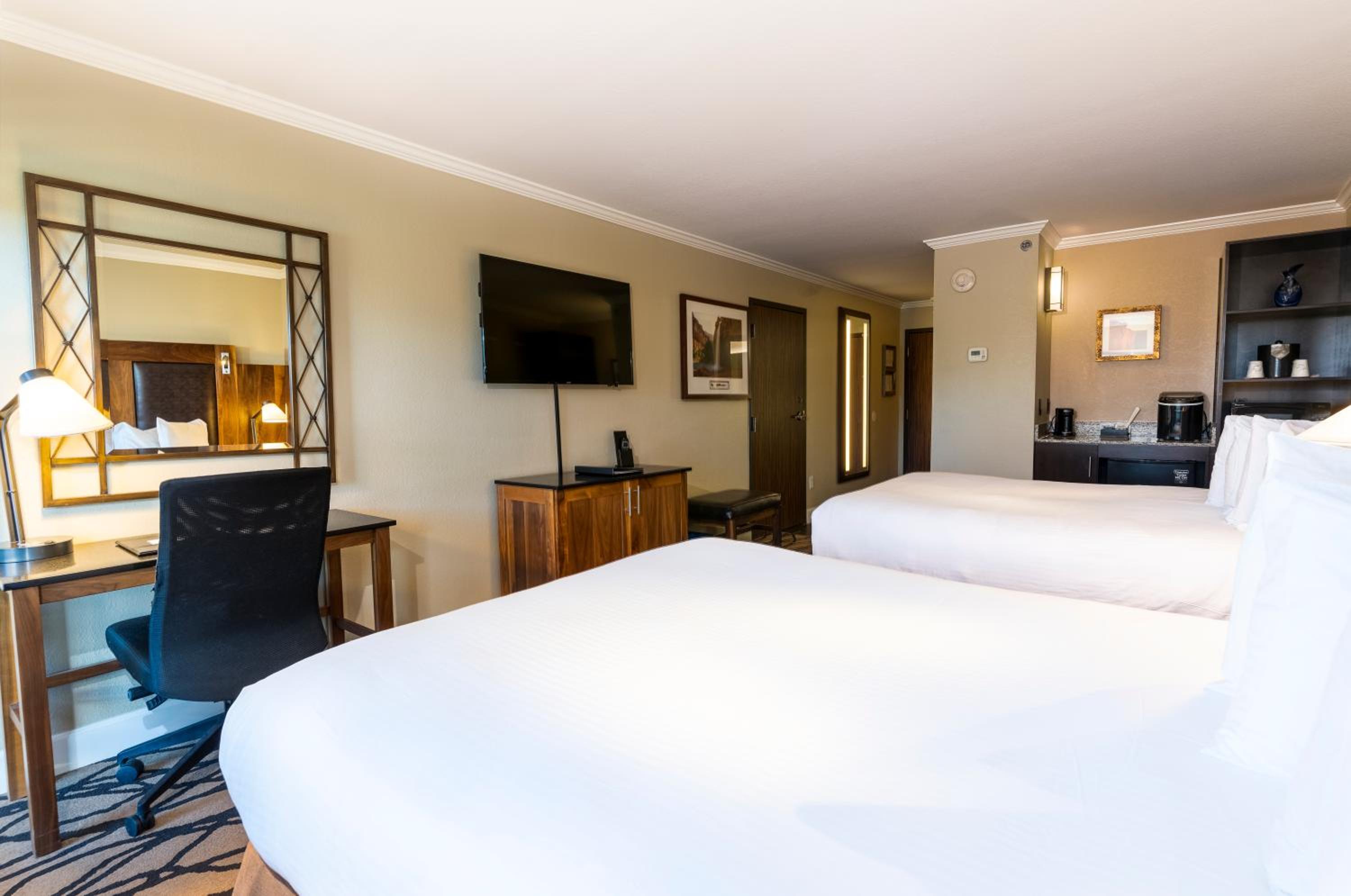 Deluxe Queen Room with Two Queen Beds - Photo 5
