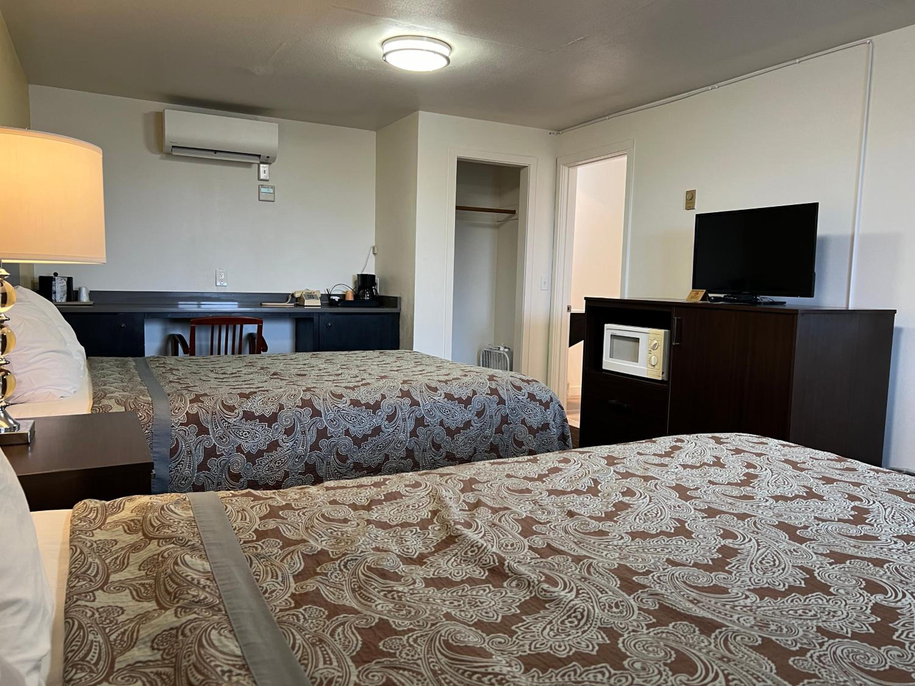Queen Room with Two Queen Beds, photo 7