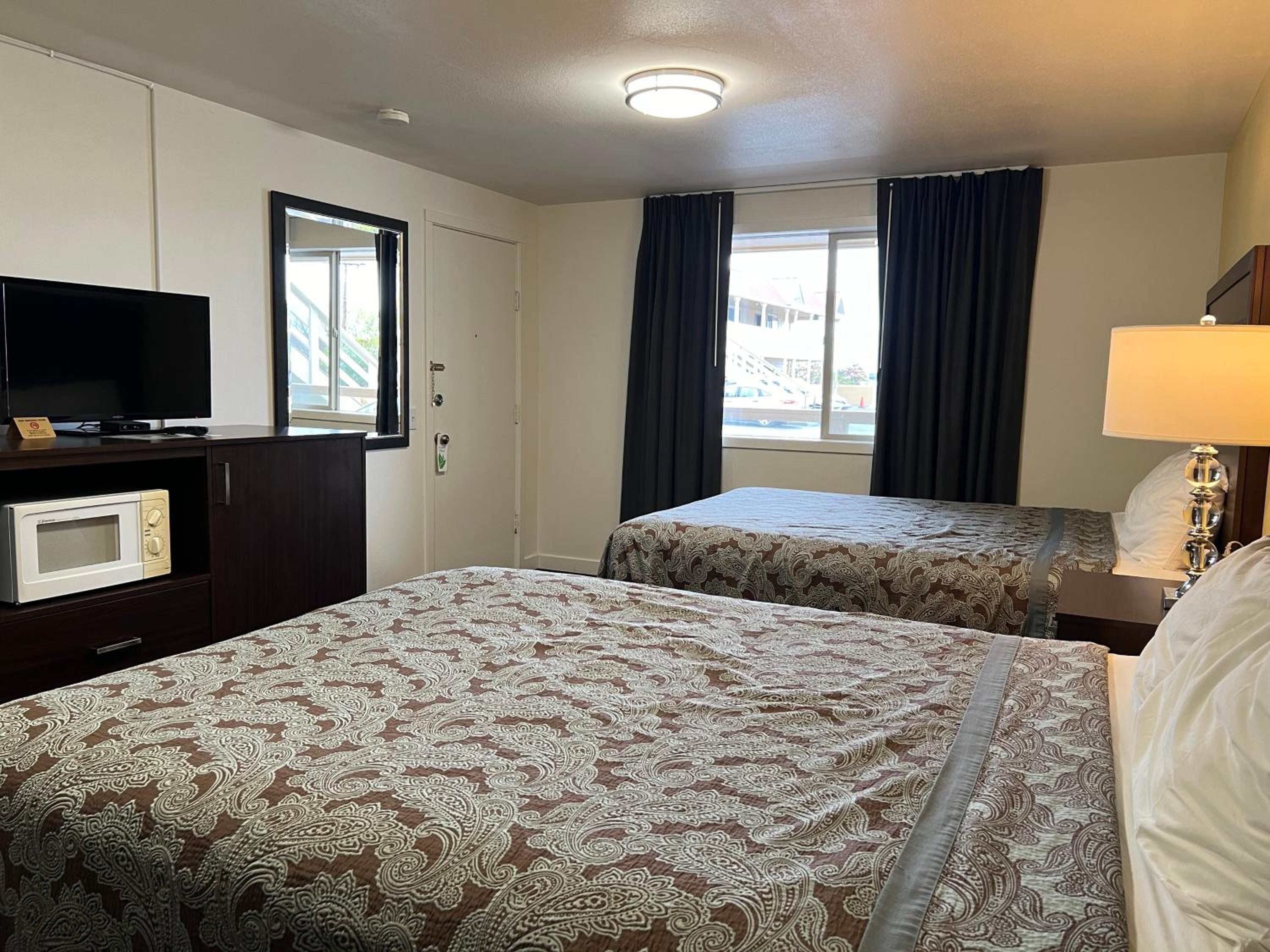 Queen Room with Two Queen Beds photo 2