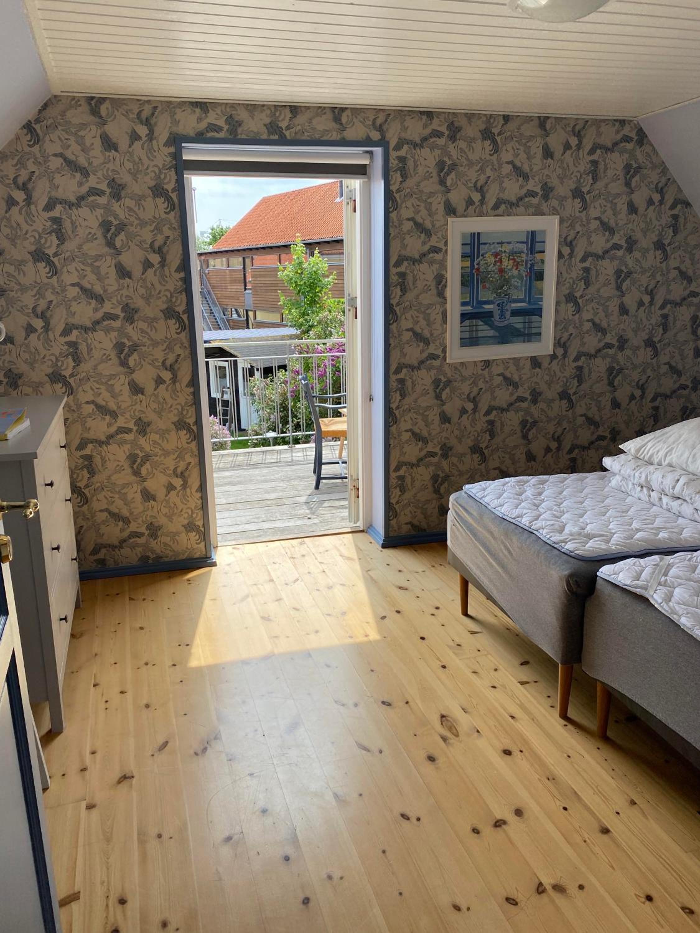 Apartment with 3 rooms, bathroom, livingroom & kitchen, balcony. - Own entrance, apartment is on the first floor