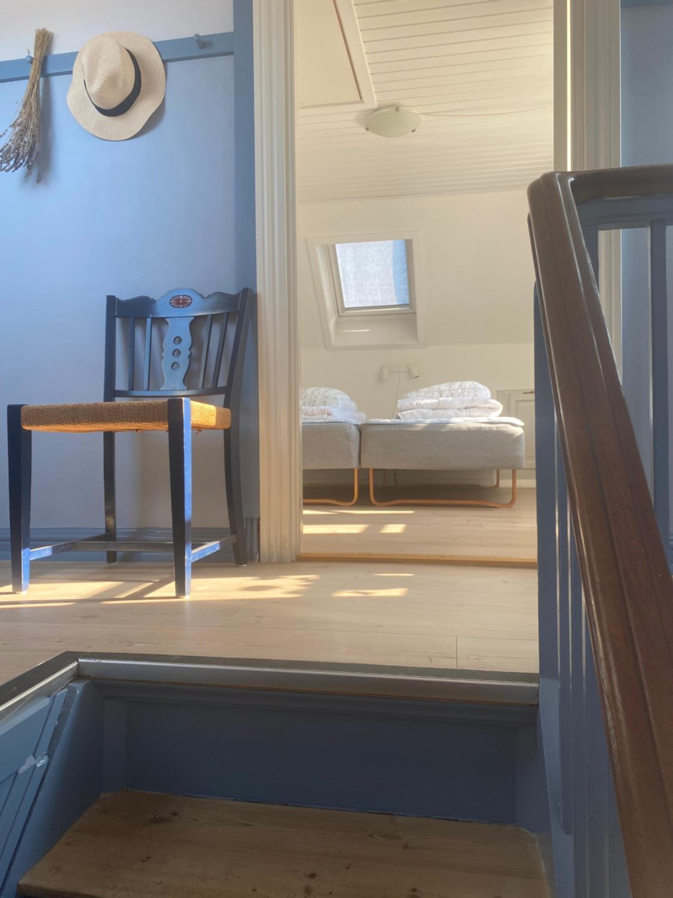 Double/twin room with shared bathroom and shared kitchenette. - shared entrance, room is on the first floor