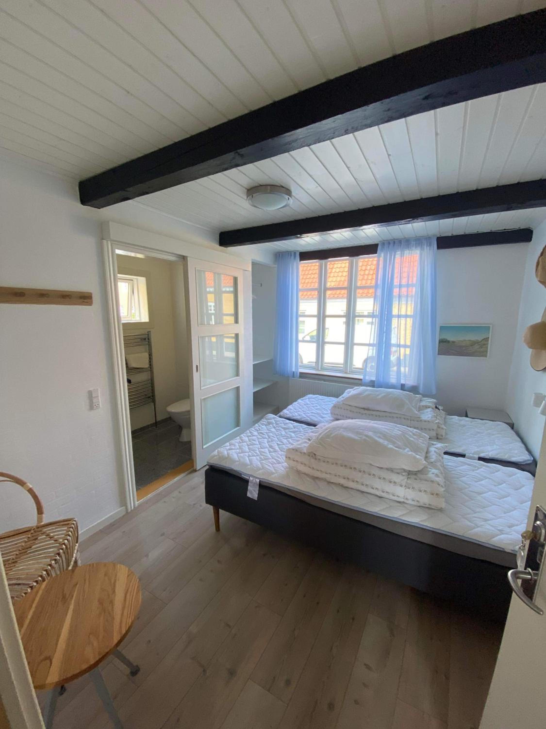 Double/twin room with own bathroom, shared kitchen and living room. - shared entrance
