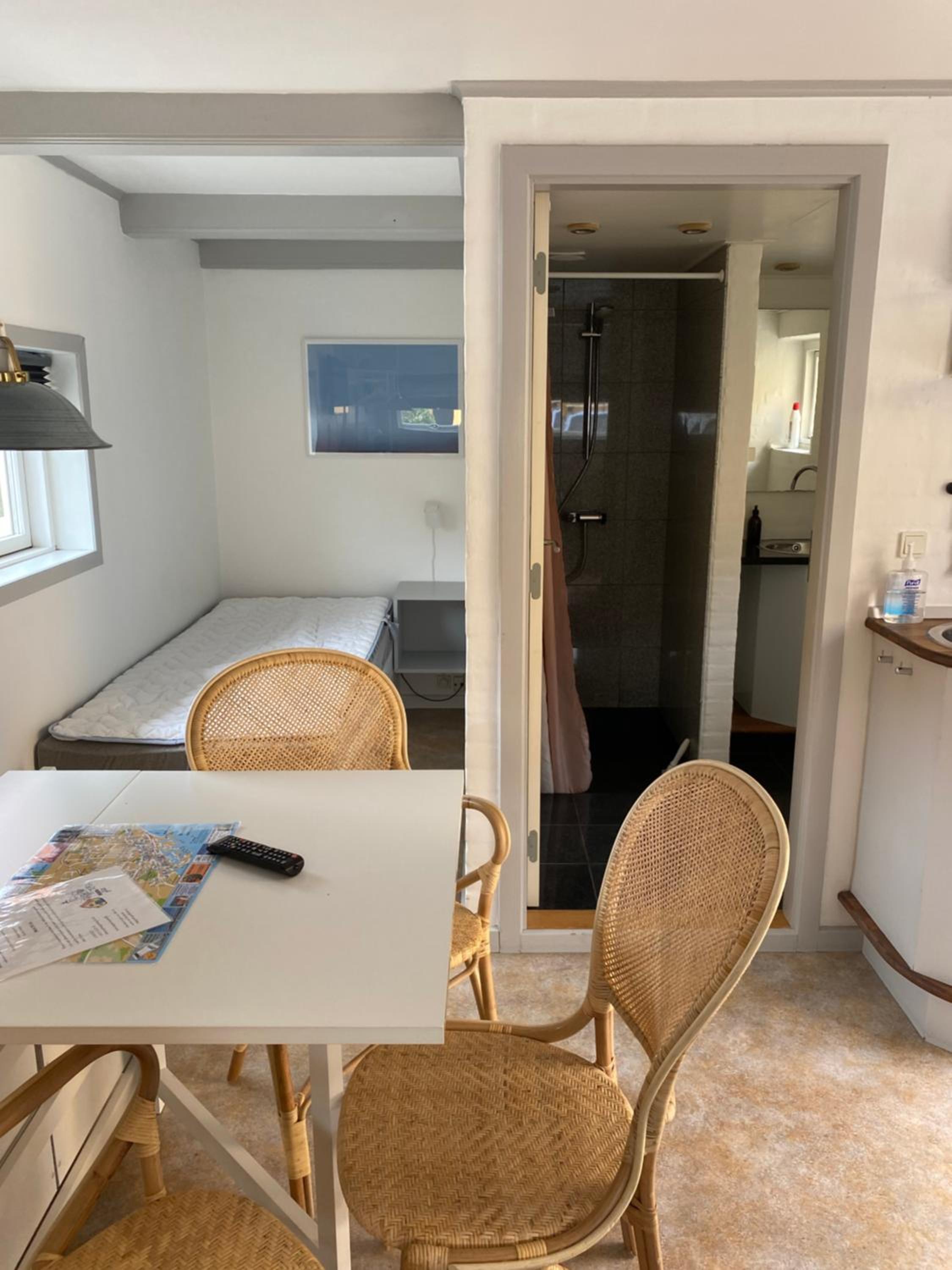 Annex with 4 beds, own bathroom & kitchenette. - own entrance