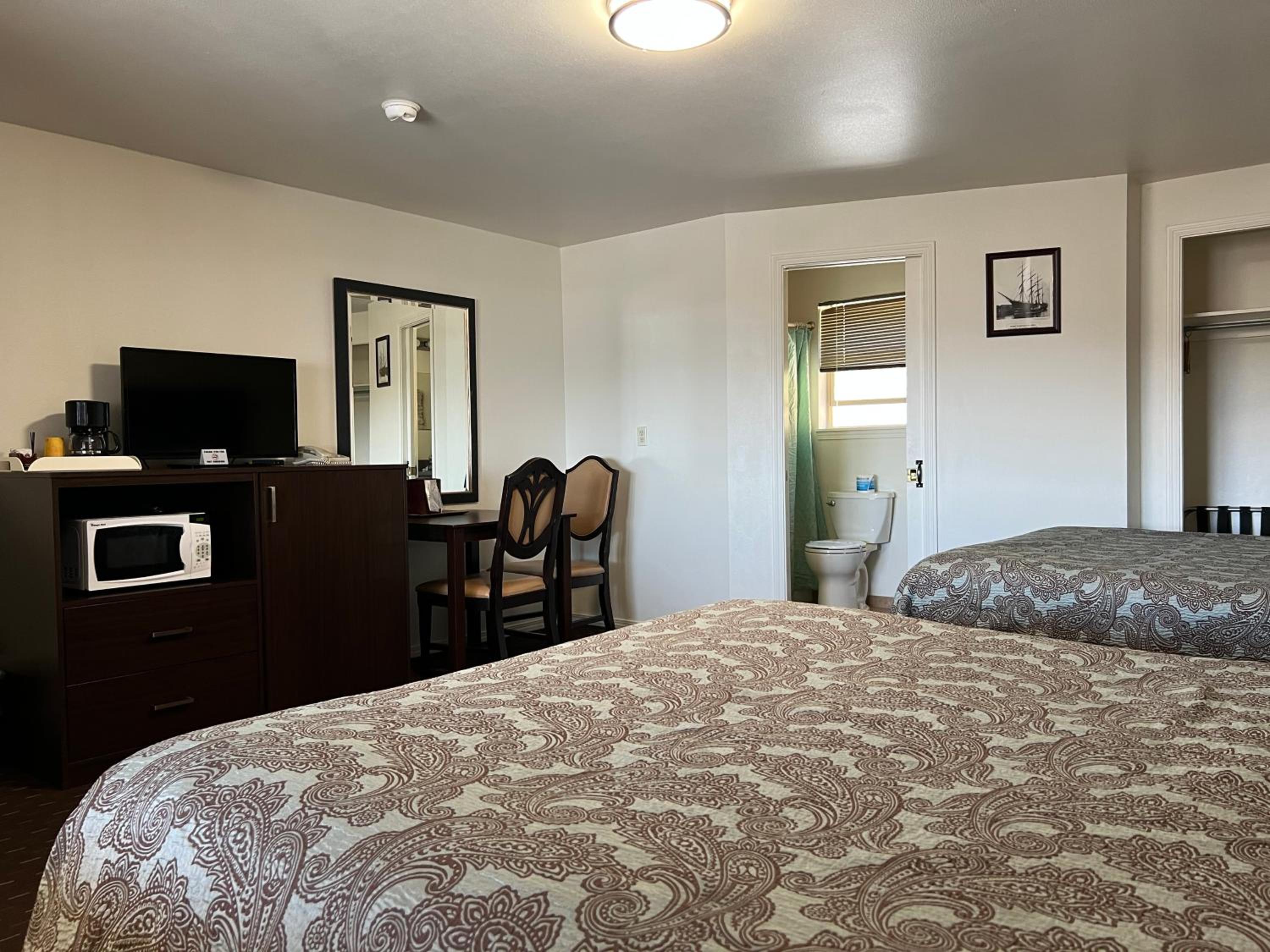 Deluxe Queen Room with Two Queen Beds - No pets photo 2