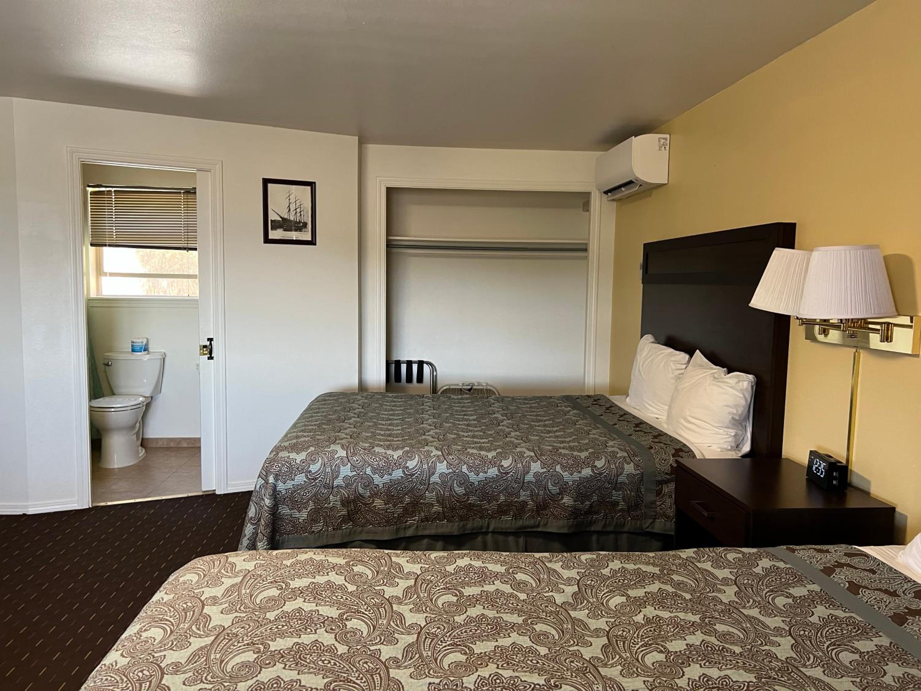 Queen Room with Two Queen Beds photo 1