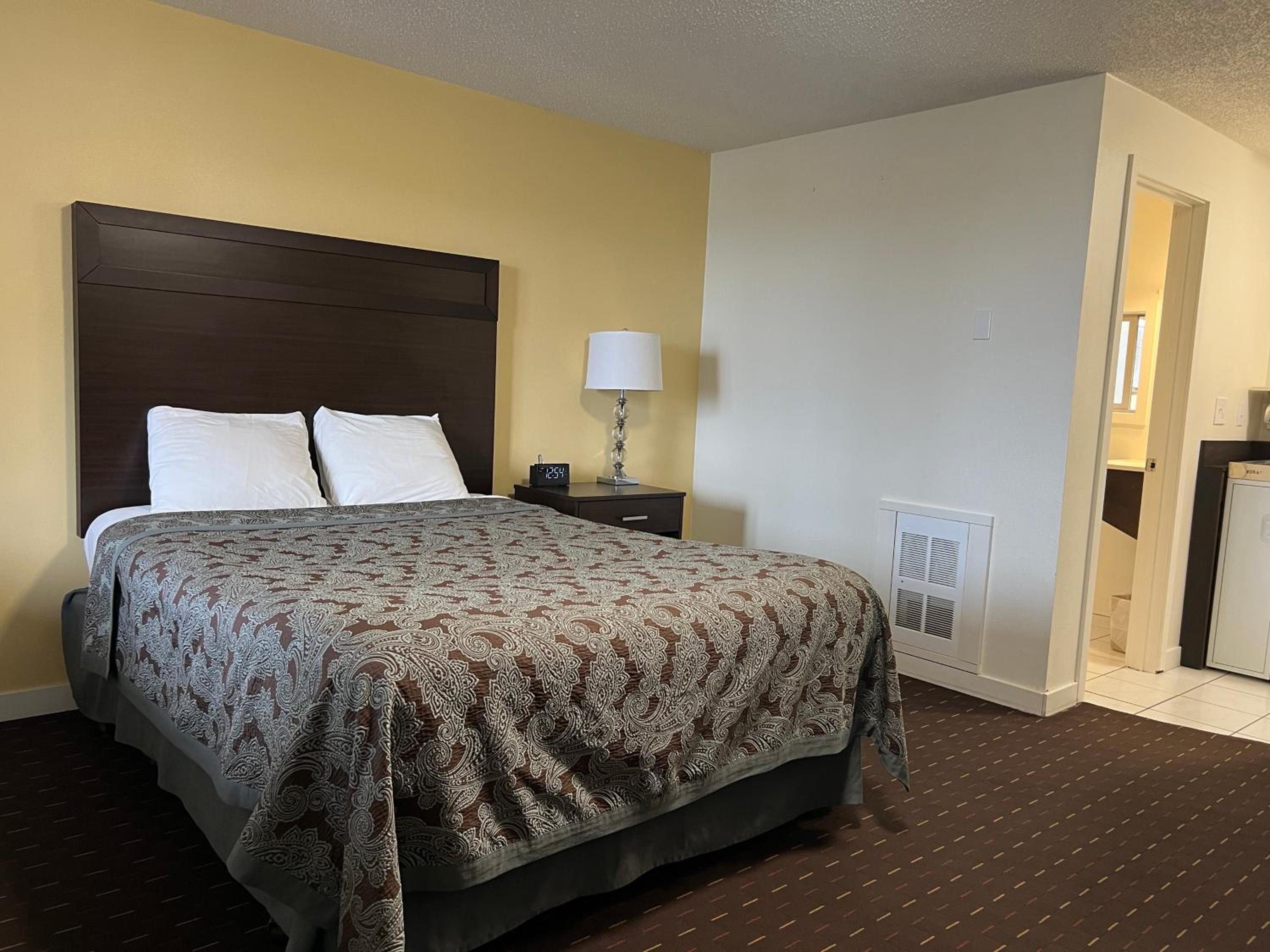 Queen Room photo 1