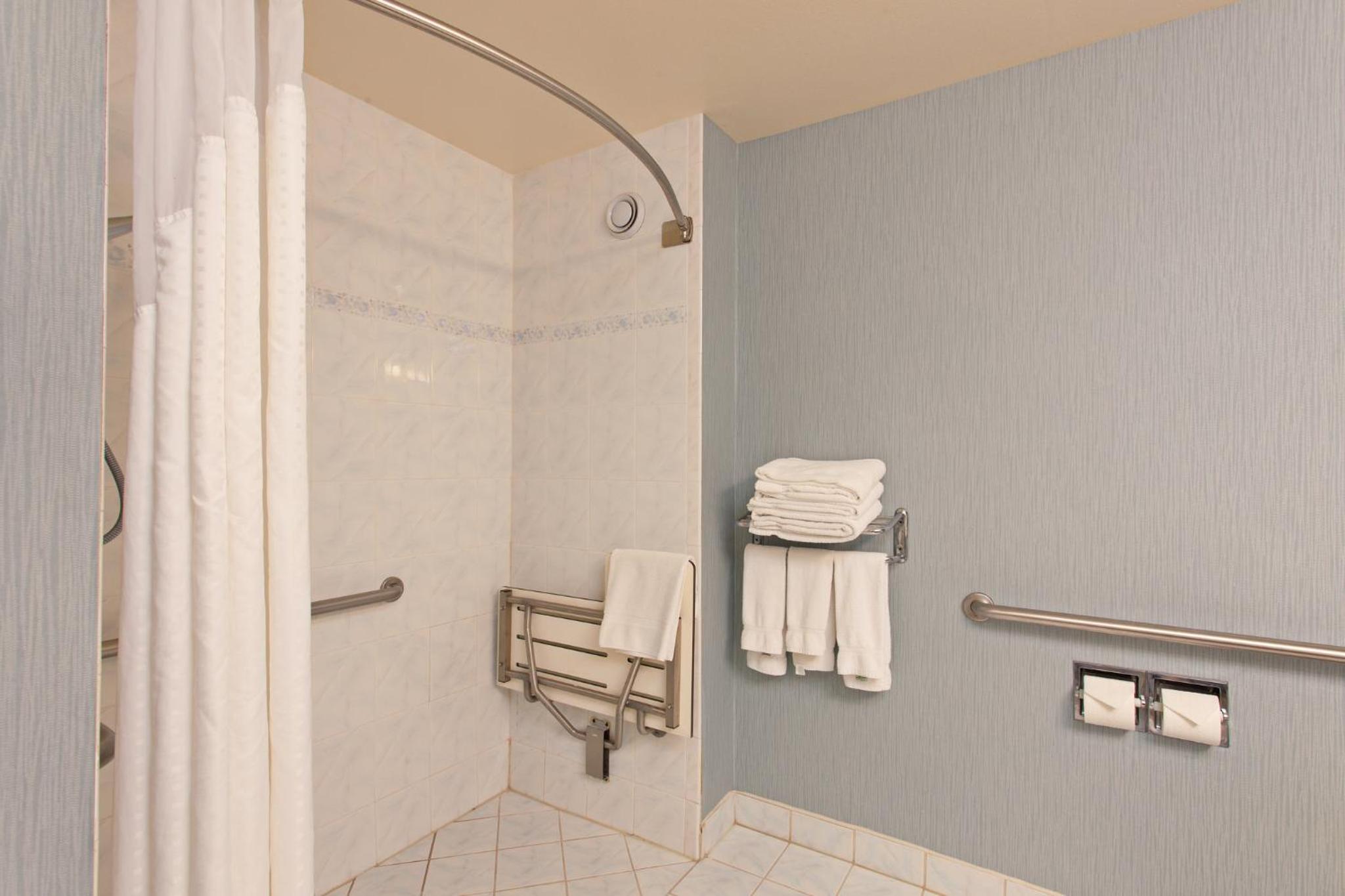 King Room - Disability Access With Roll In Shower - Non-Smoking - Photo 3