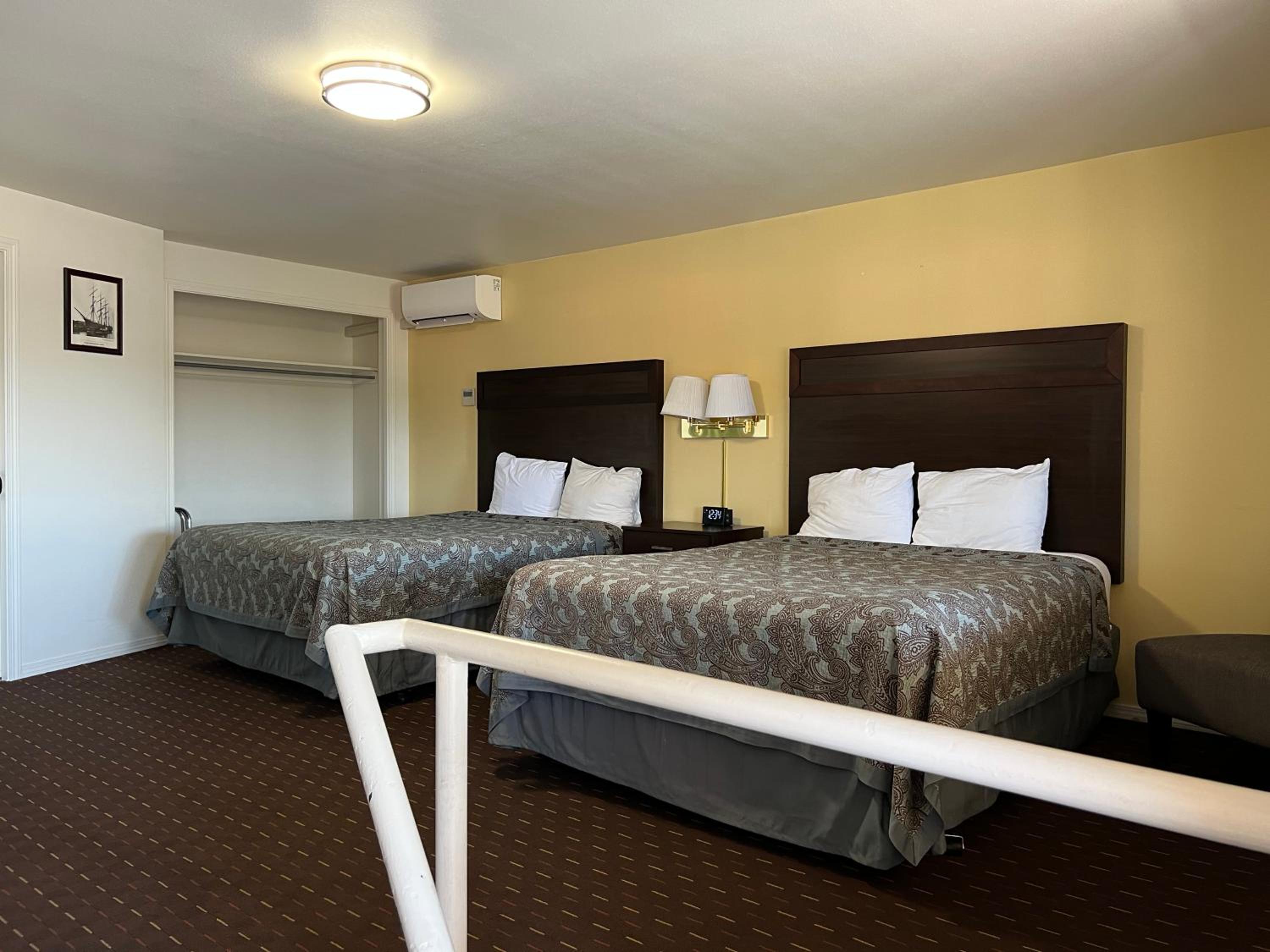 Deluxe Queen Room with Two Queen Beds - No pets photo 1