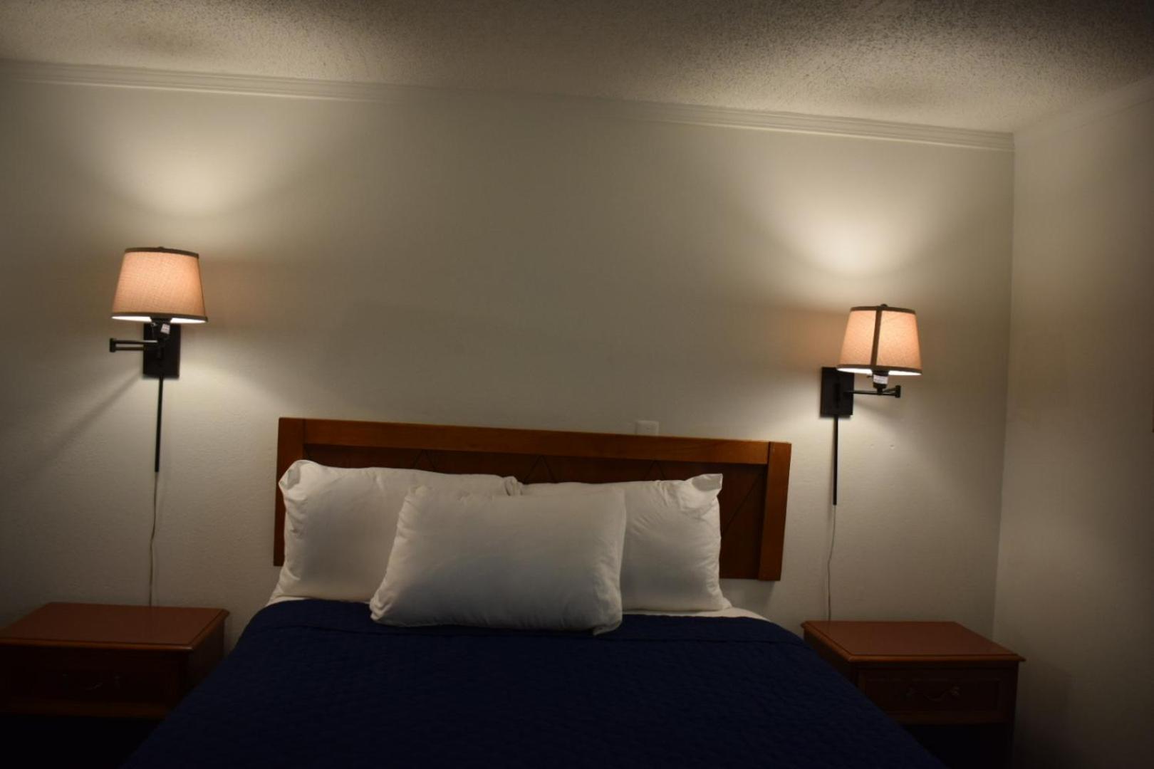 Queen Bed Non-Smoking - Photo 1