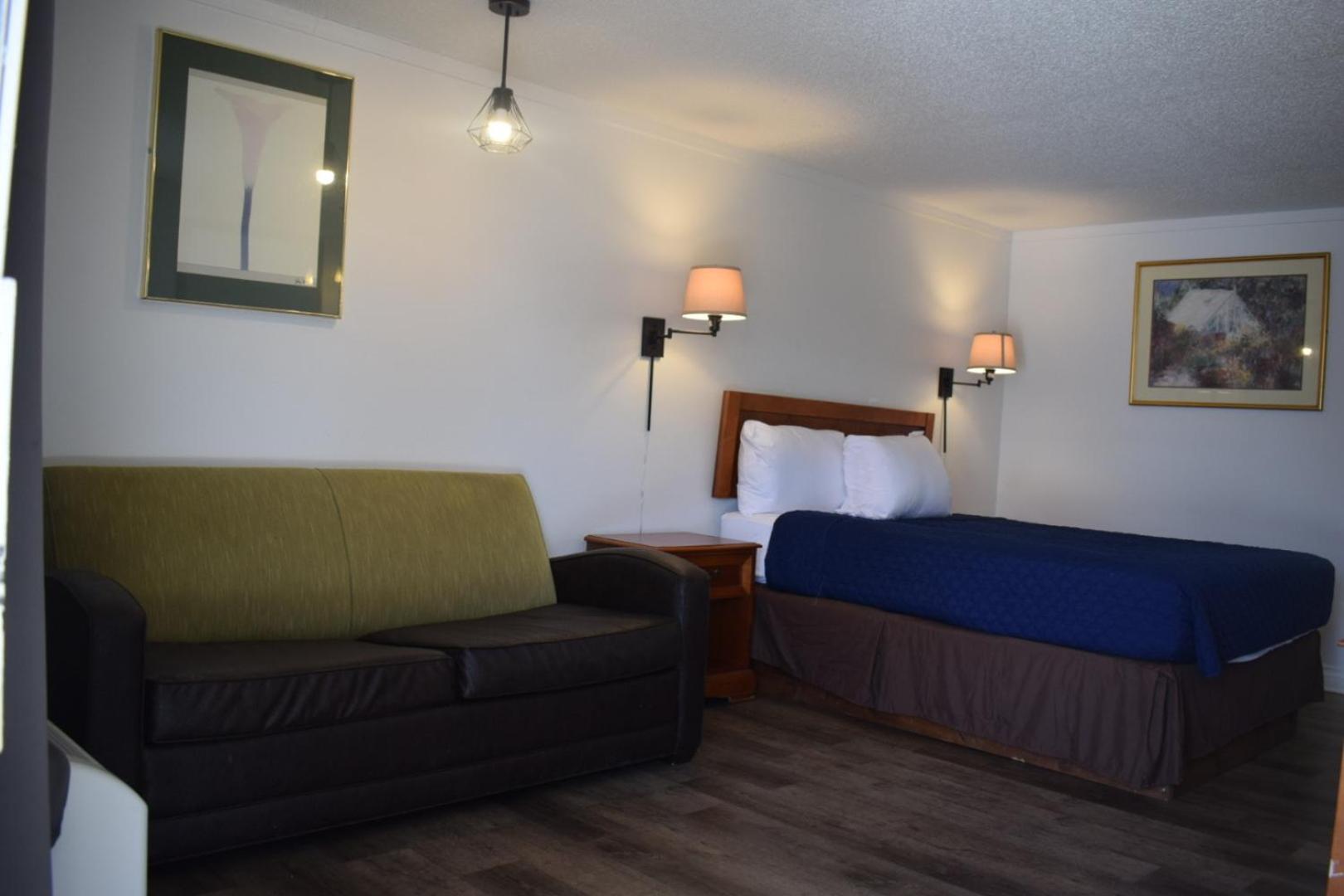 Queen Bed Non-Smoking - Photo 2