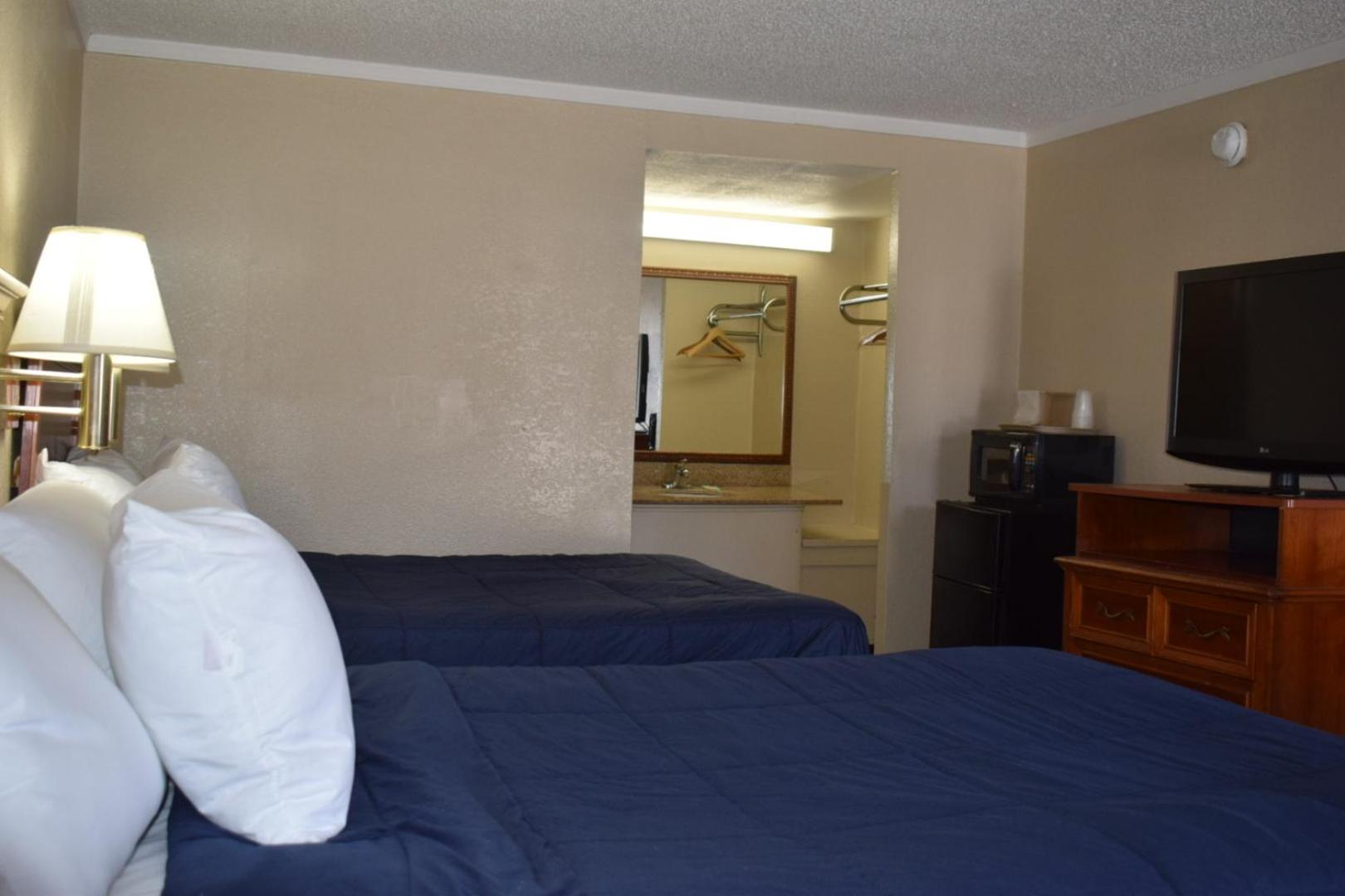 Two Queen Beds Non-Smoking - Photo 2