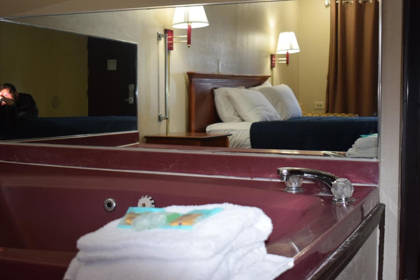 Premium King Bed Non-Smoking with Jetted Tub - Photo 3