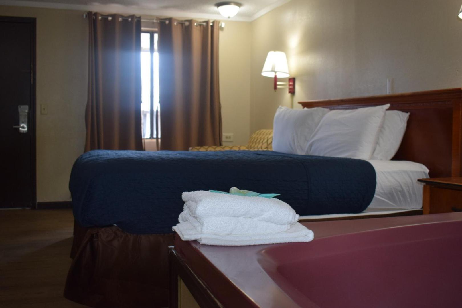 Premium King Bed Non-Smoking with Jetted Tub - Photo 2