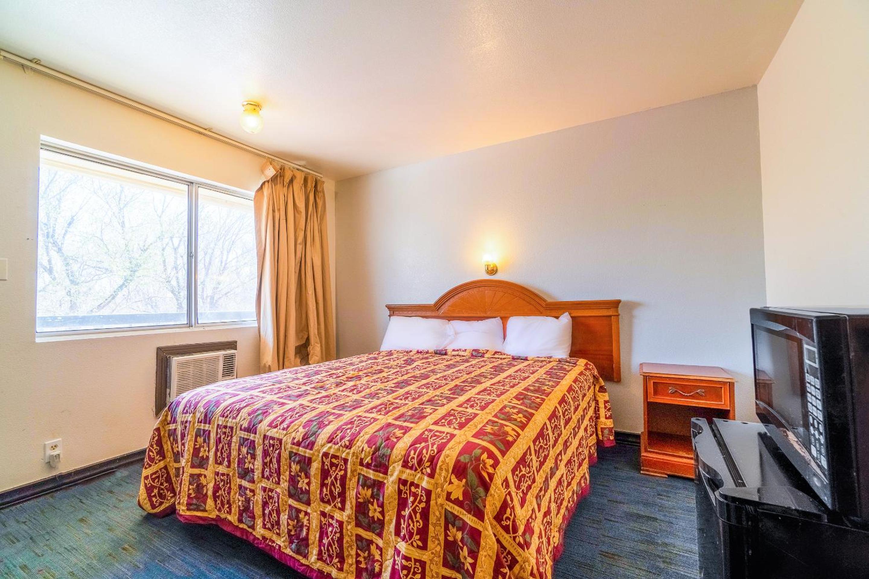 King Bed - Photo 4