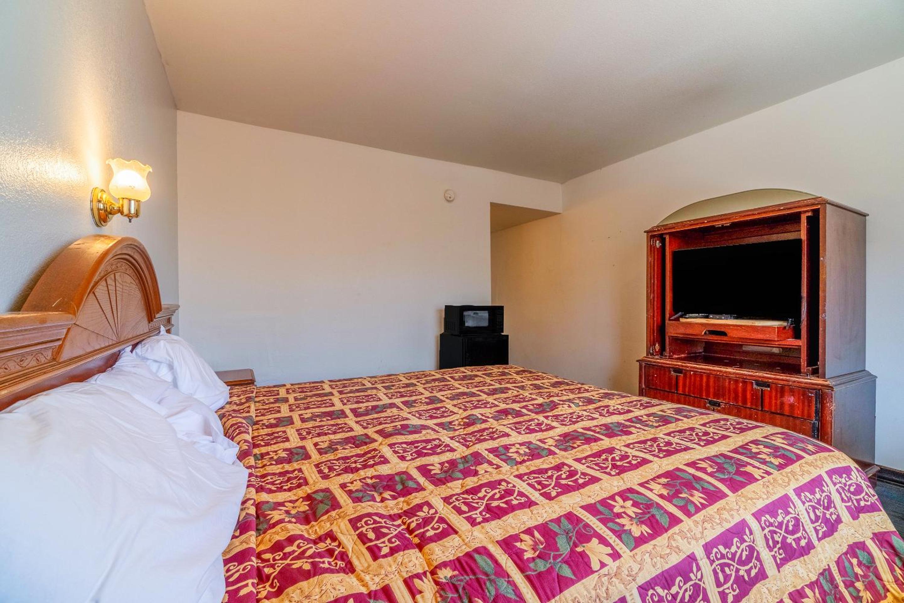 King Bed - Photo 3