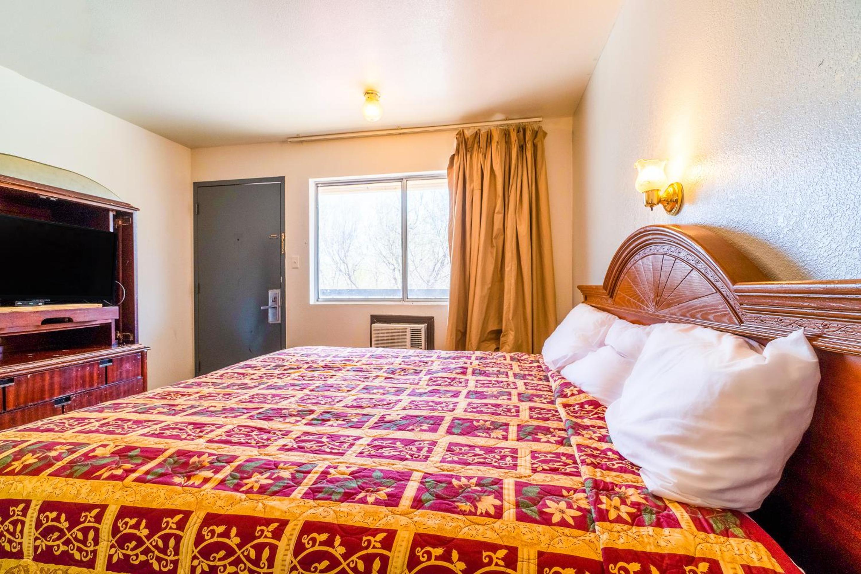 King Bed - Photo 5