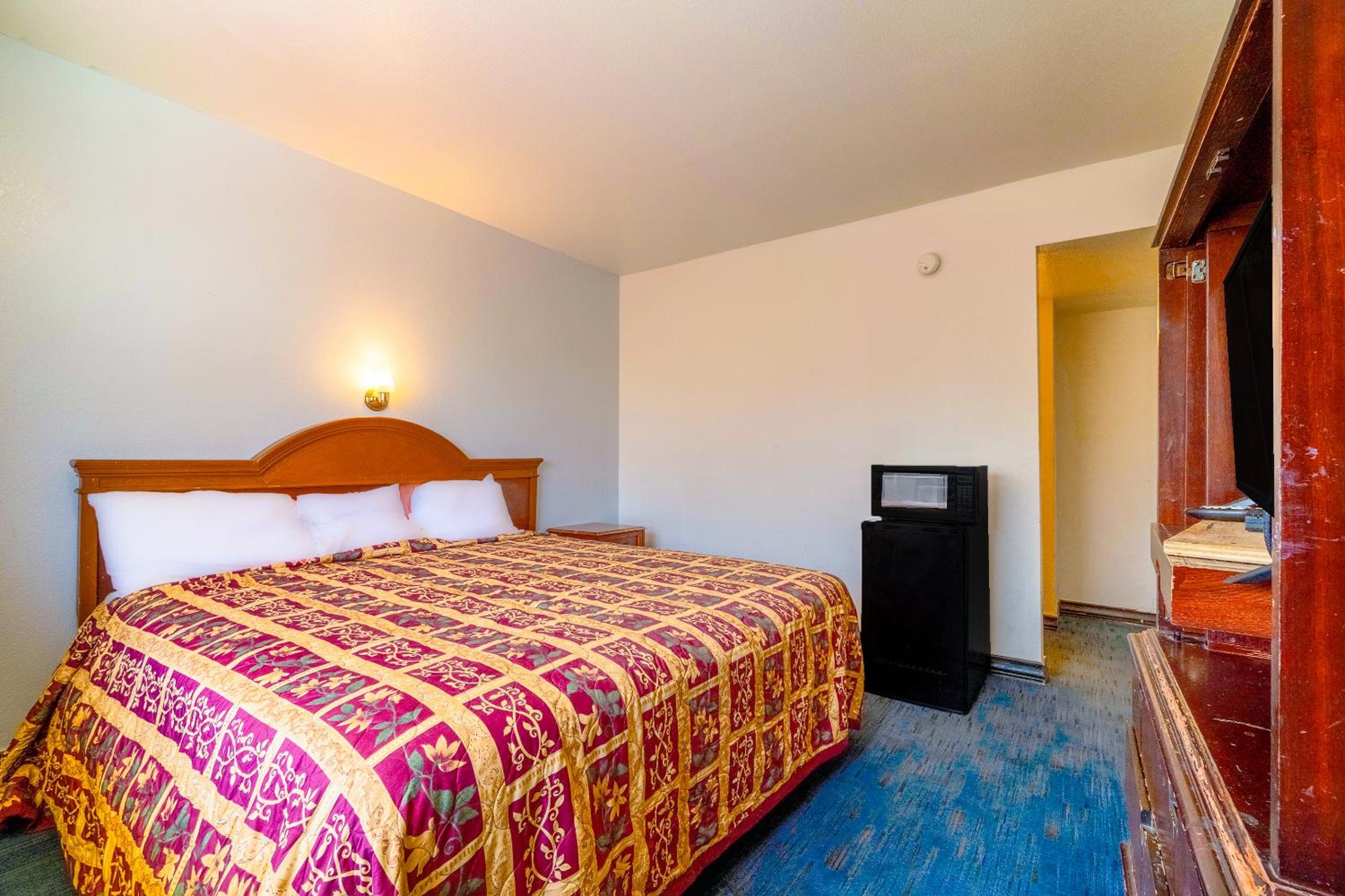 King Bed - Photo 1