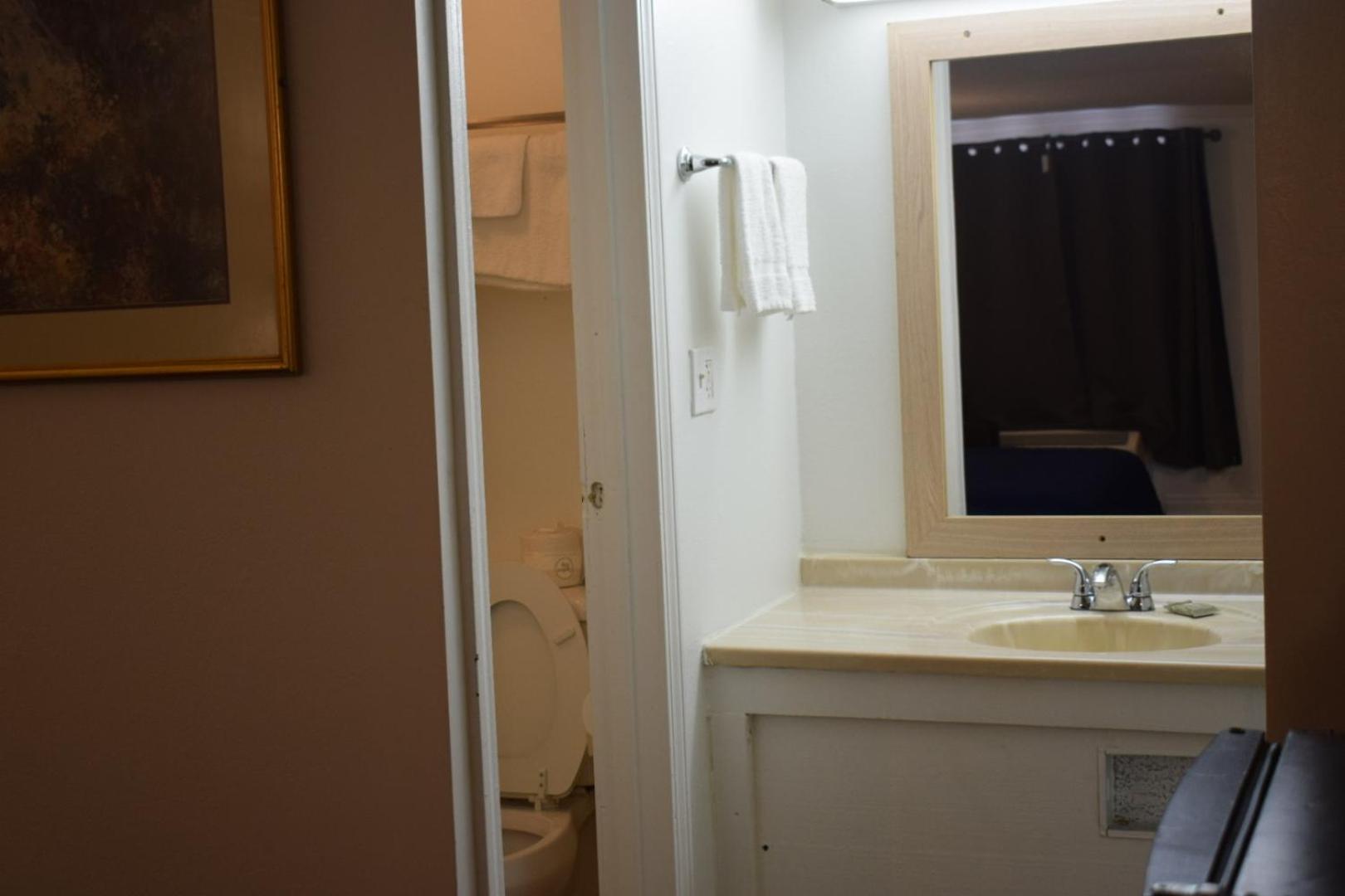 Queen Kitchenette Non-Smoking - Photo 4