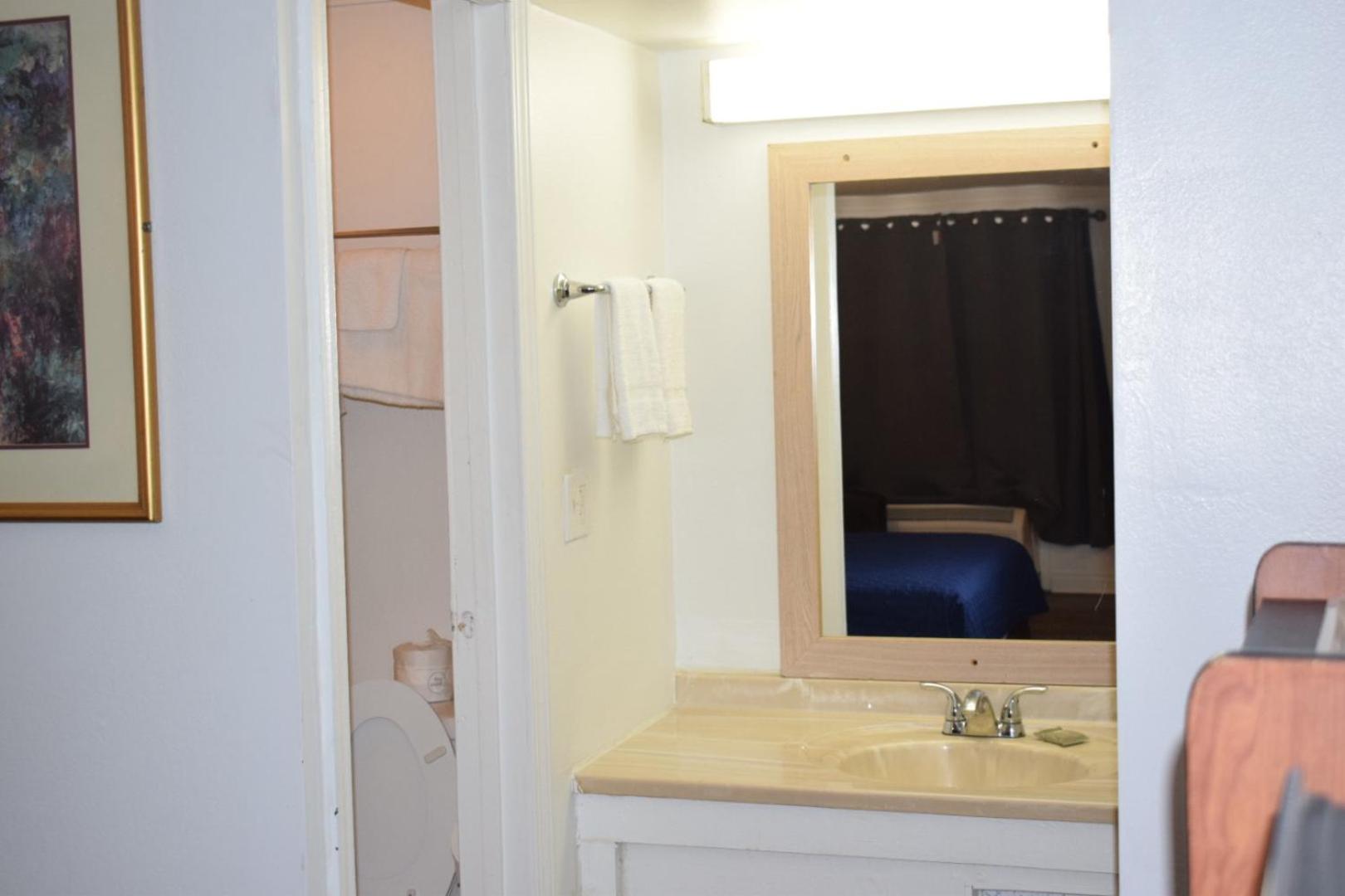 Queen Kitchenette Non-Smoking - Photo 2