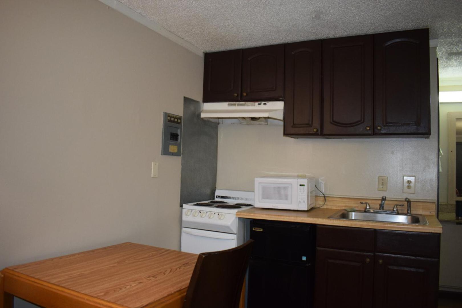 Queen Kitchenette Non-Smoking - Photo 3
