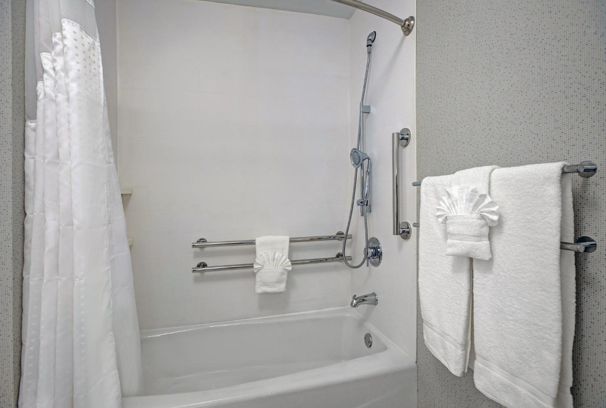 Queen Room with Two Queen Beds - Mobility Access Tub/Non-Smoking - Photo 4