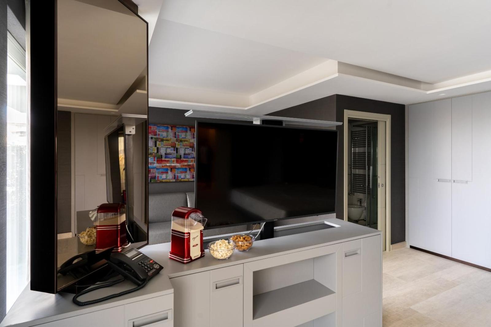 Deluxe Suite - Photo 7