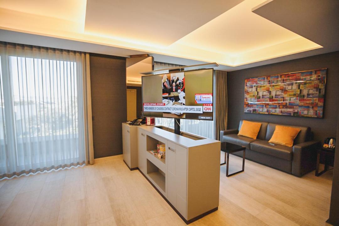 Deluxe Suite - Photo 6