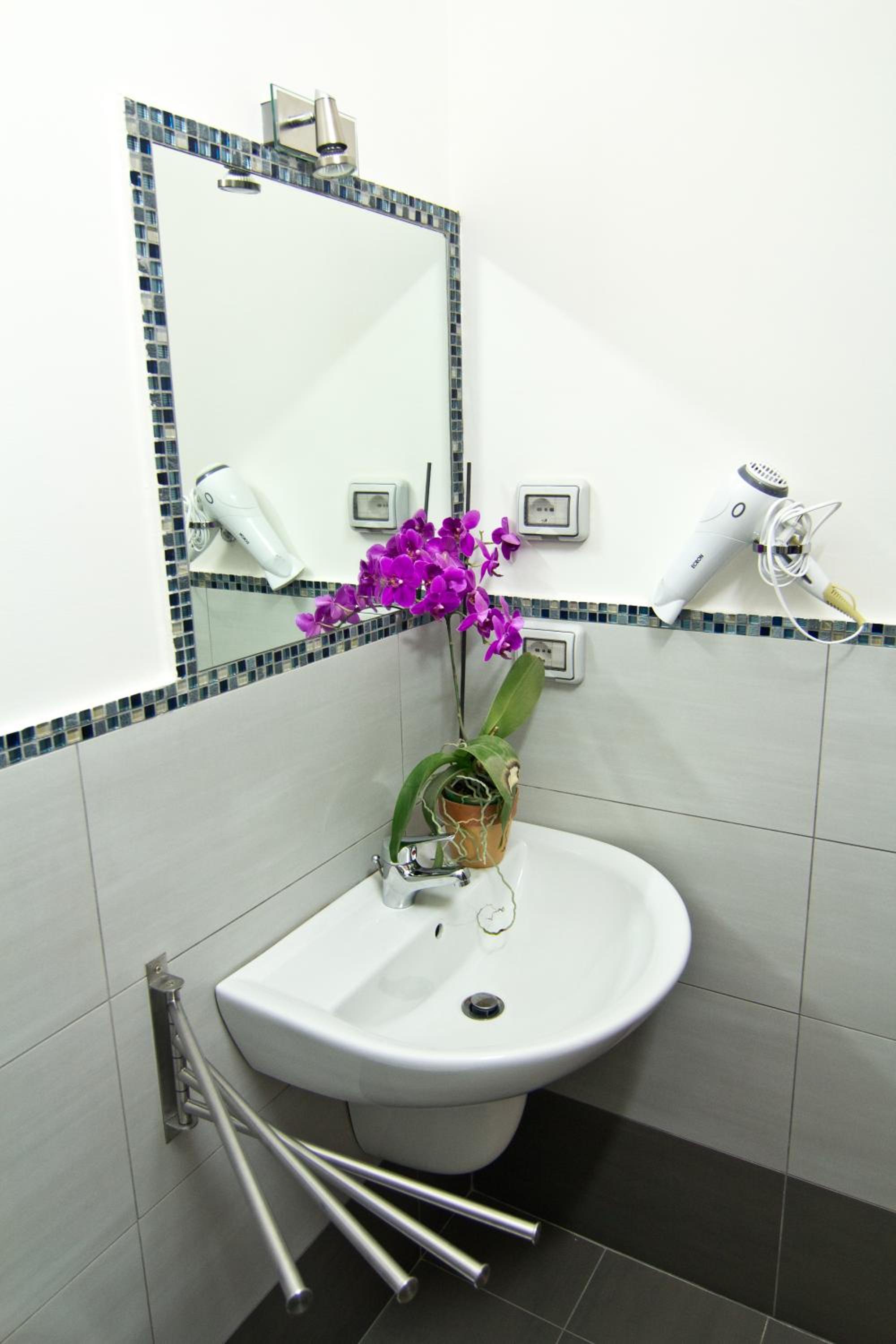 Double or Twin Room - Photo 5
