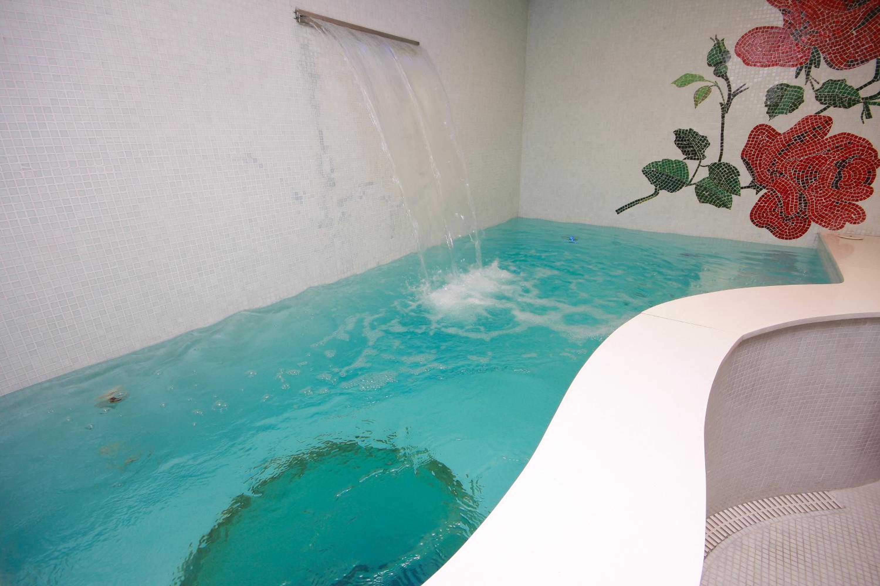 Queen Room with Pool View photo 3