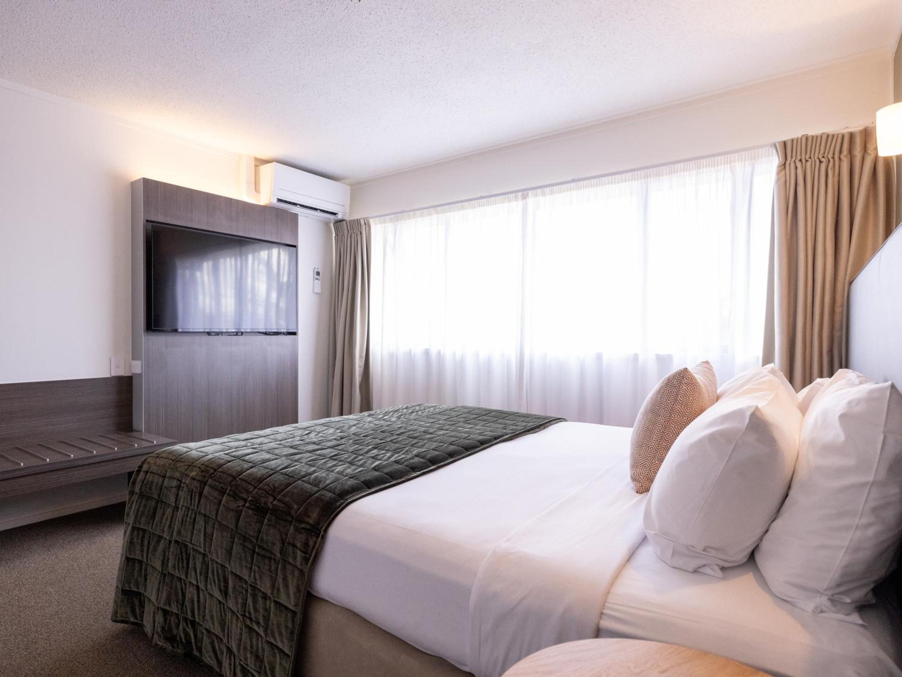 One Bedroom King Suite with Lounge
