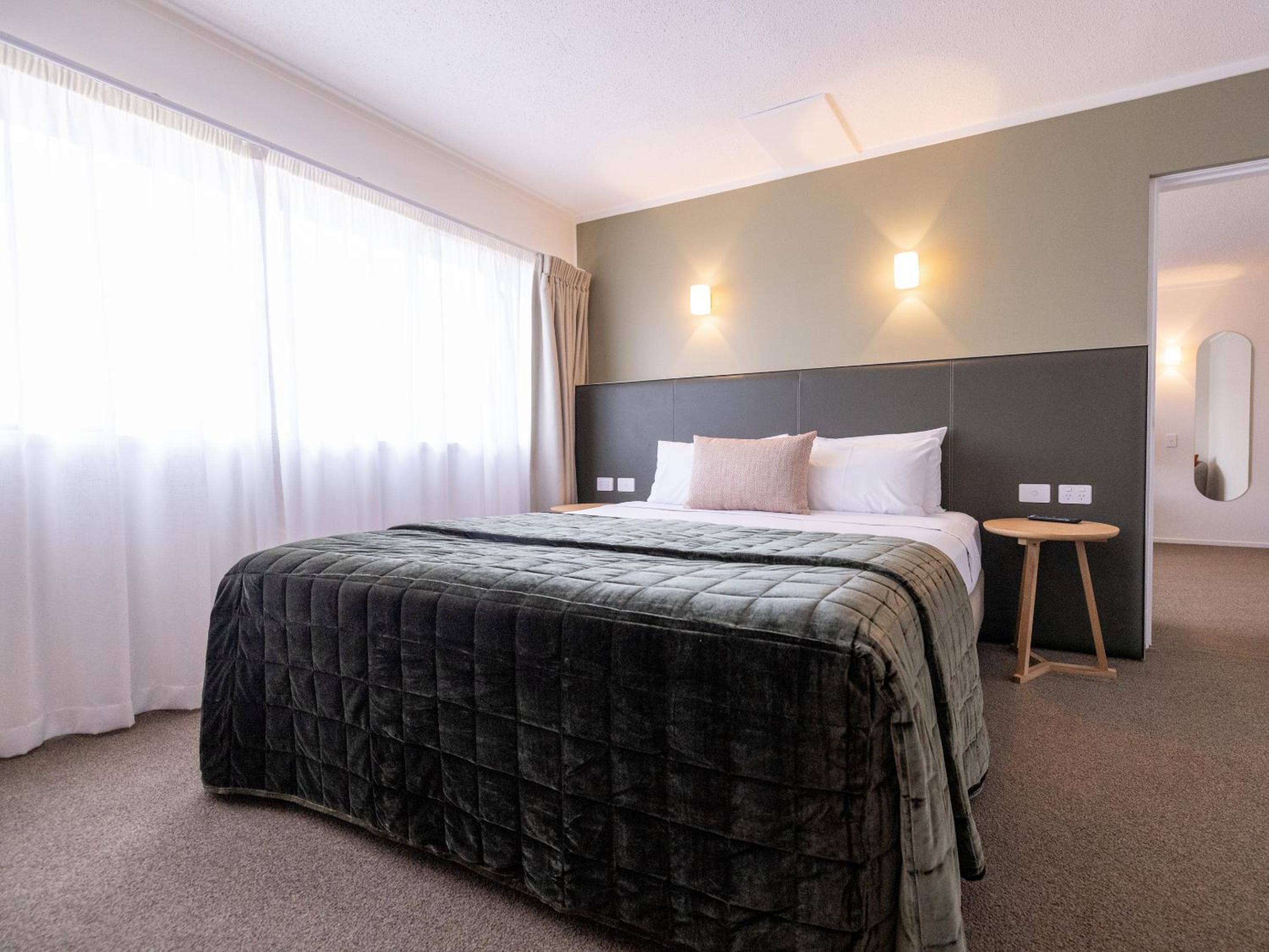 One Bedroom King Suite with Lounge