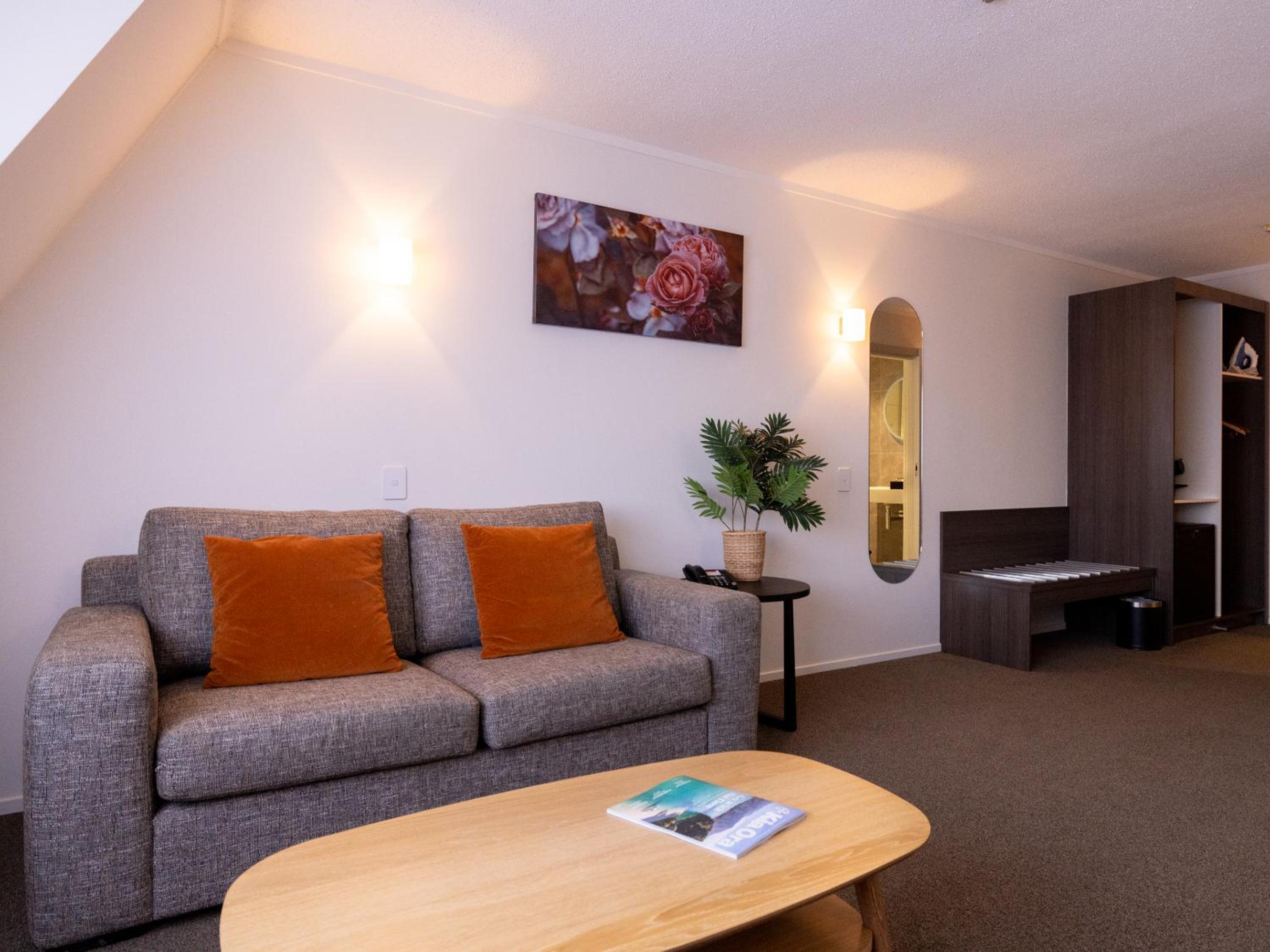 One Bedroom King Suite with Lounge
