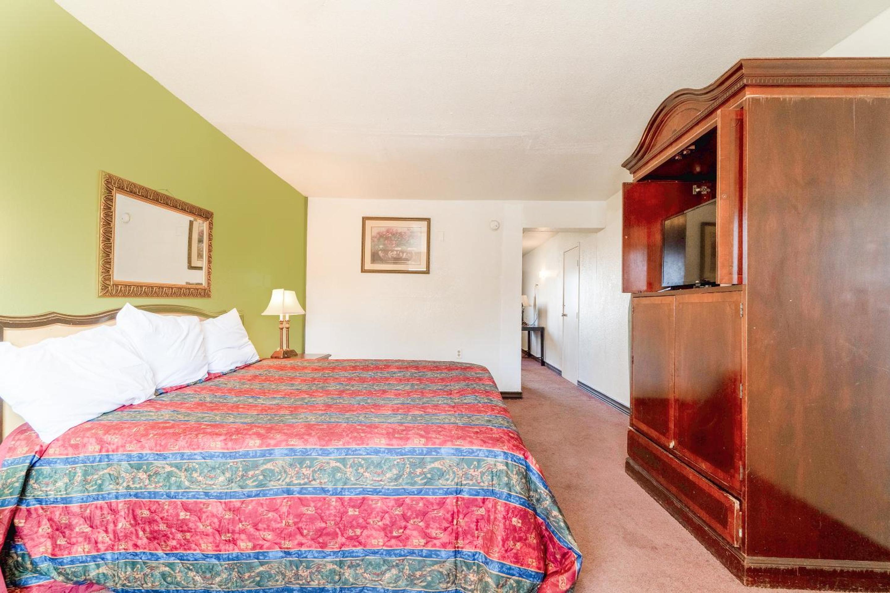 1 King Bed & 1 Queen Bed - Photo 3
